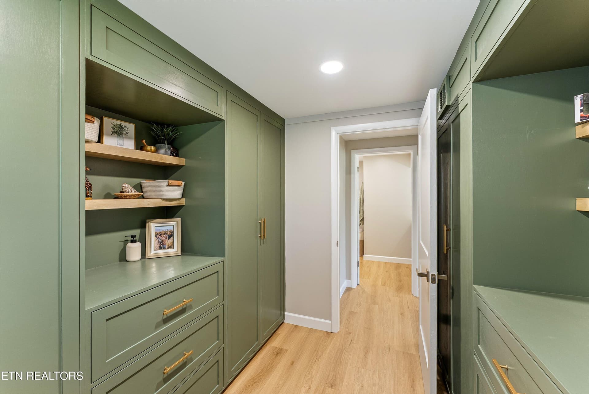 69-Ensuite Walk-in Closet - 101 Wayne Place, Oak Ridge, TN 37830