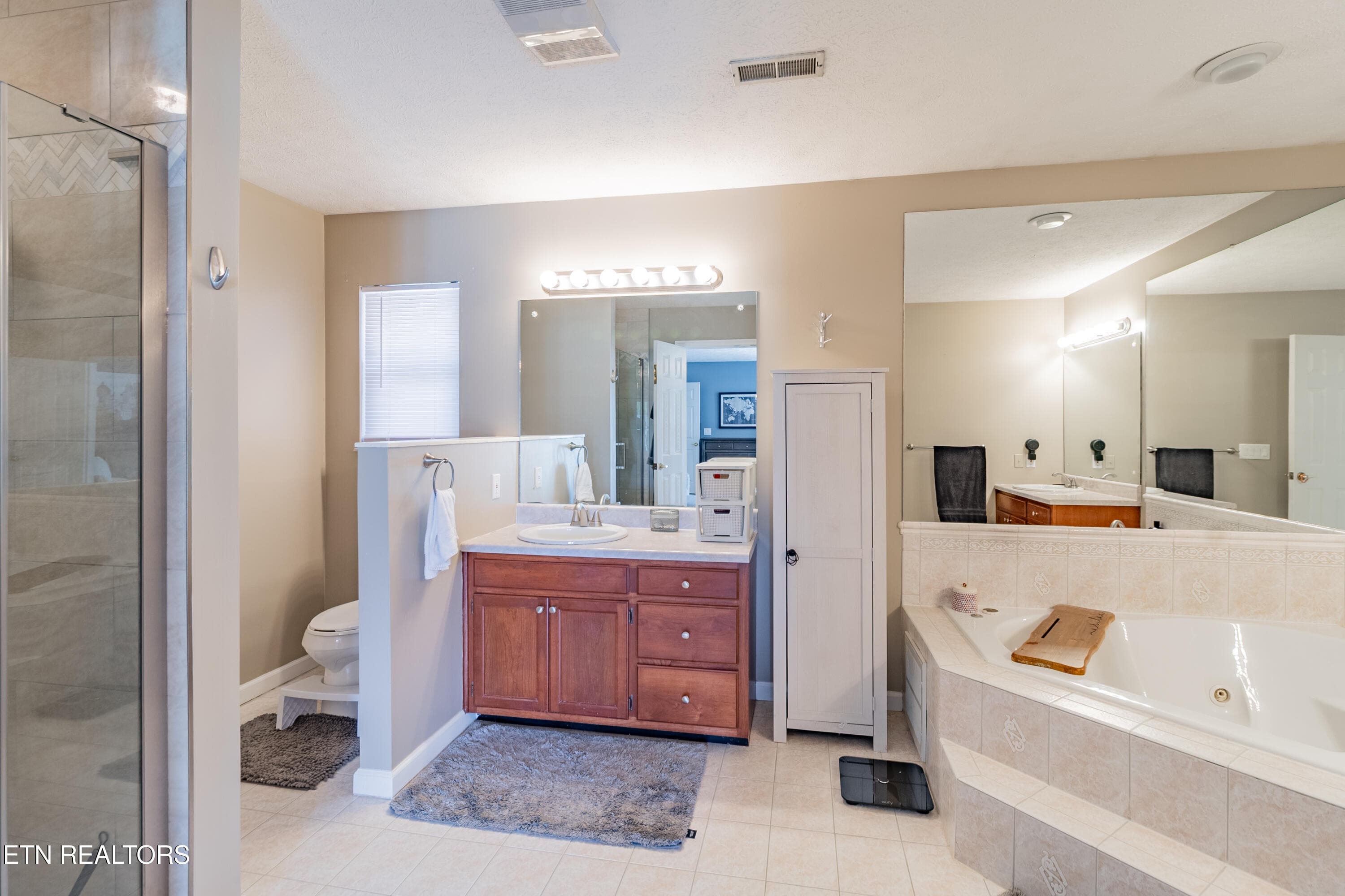 Ensuite - 1525 Double D Drive, Sevierville, TN 37876