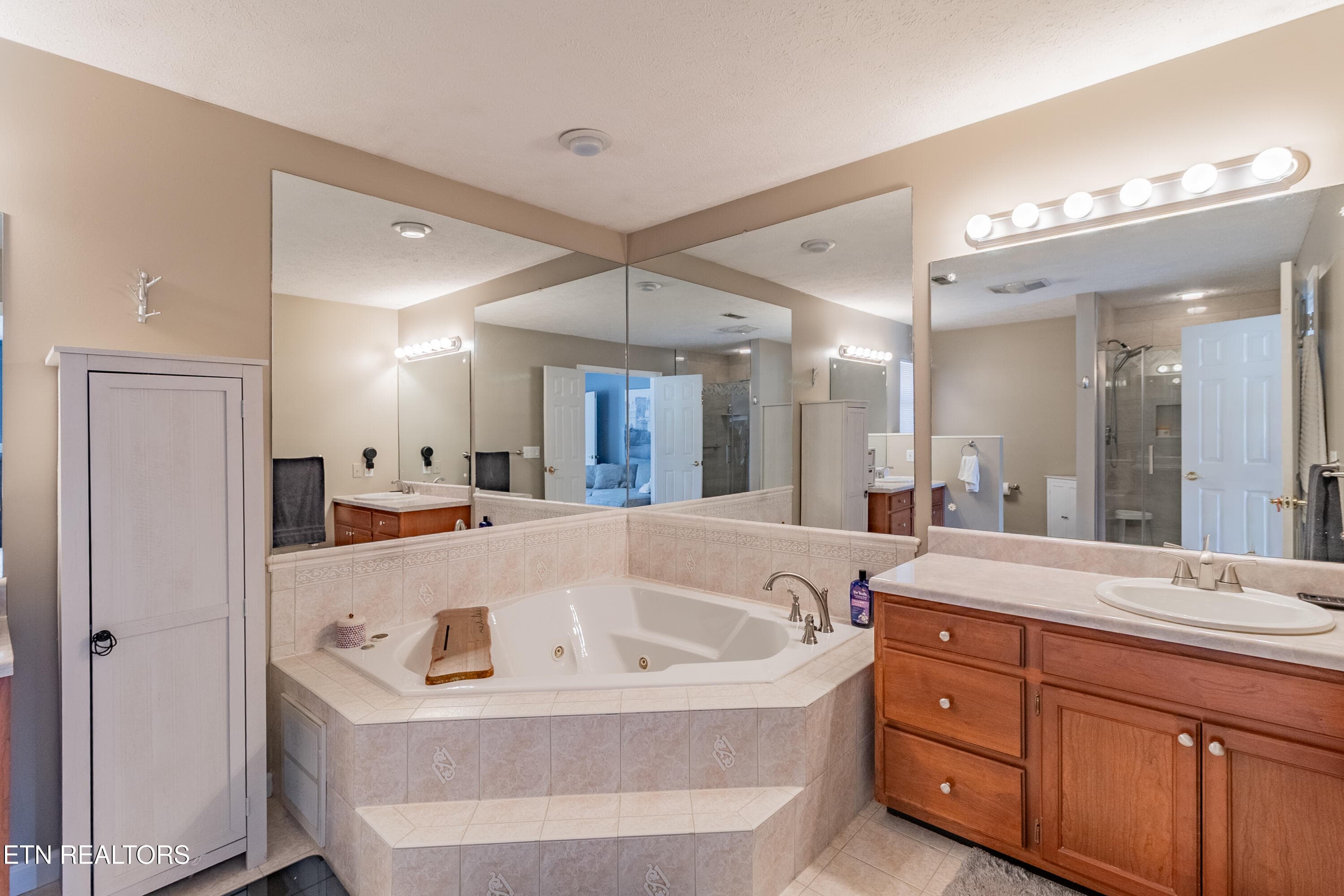Ensuite - 1525 Double D Drive, Sevierville, TN 37876