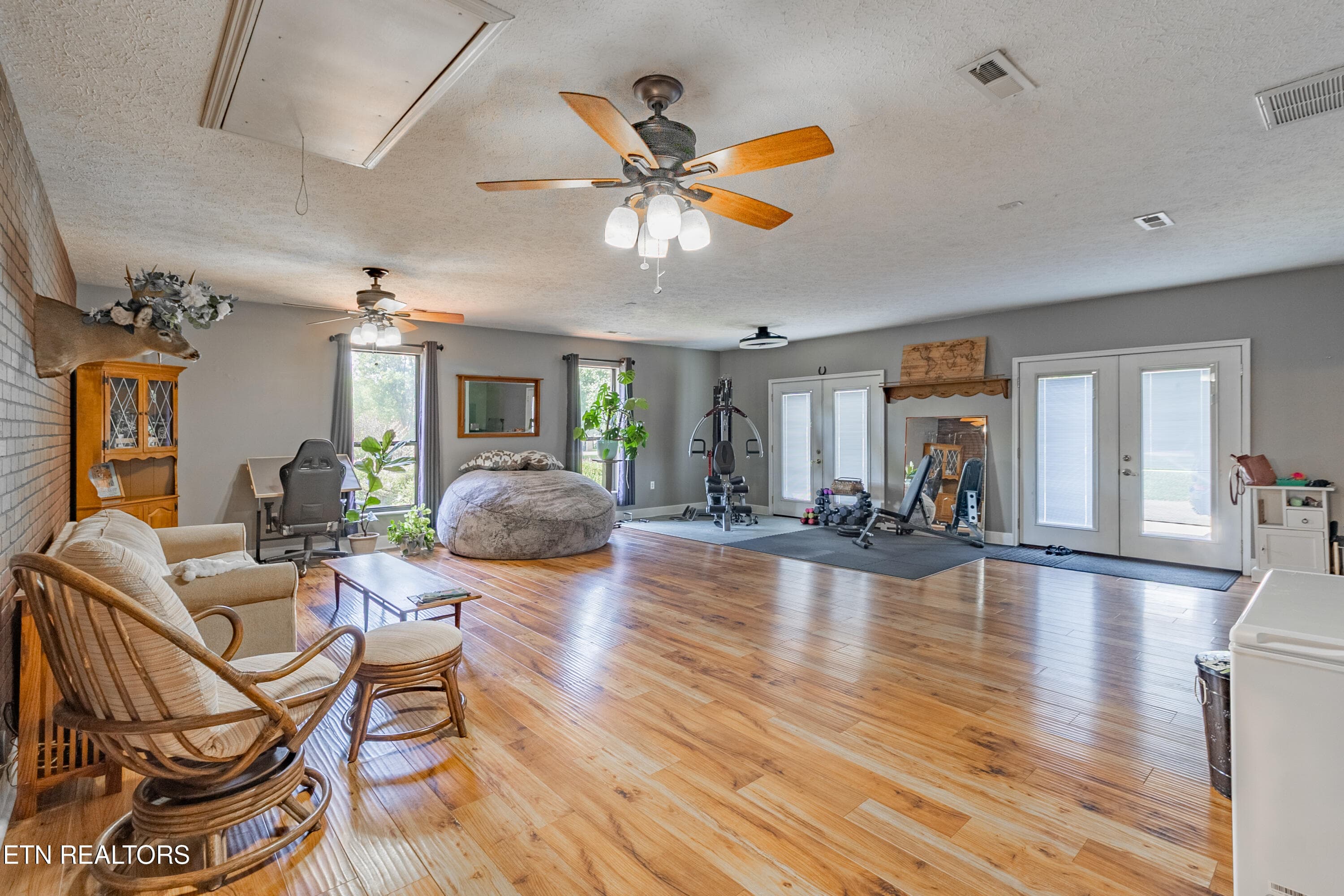 Family / Flex Space - 1525 Double D Drive, Sevierville, TN 37876
