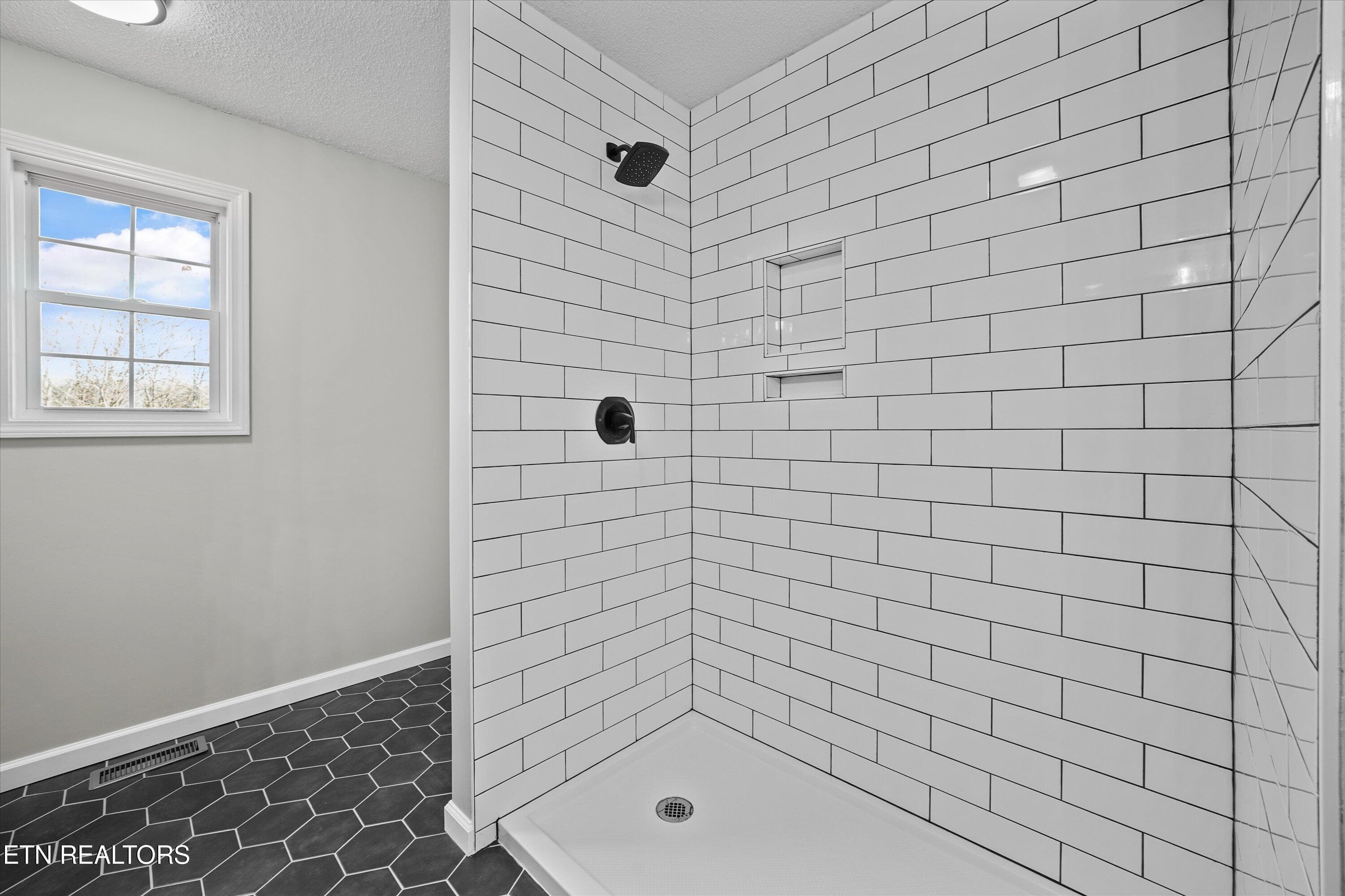 Primary Shower - 252 Perkins Lane, Jacksboro, TN 37757