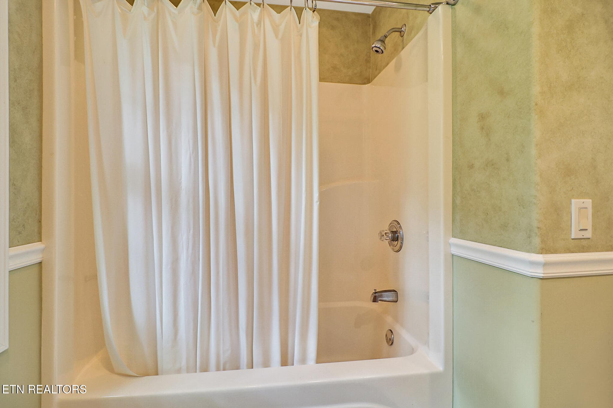 Guest bath - 182 Berkshire Loop, Fairfield Glade, TN 38558