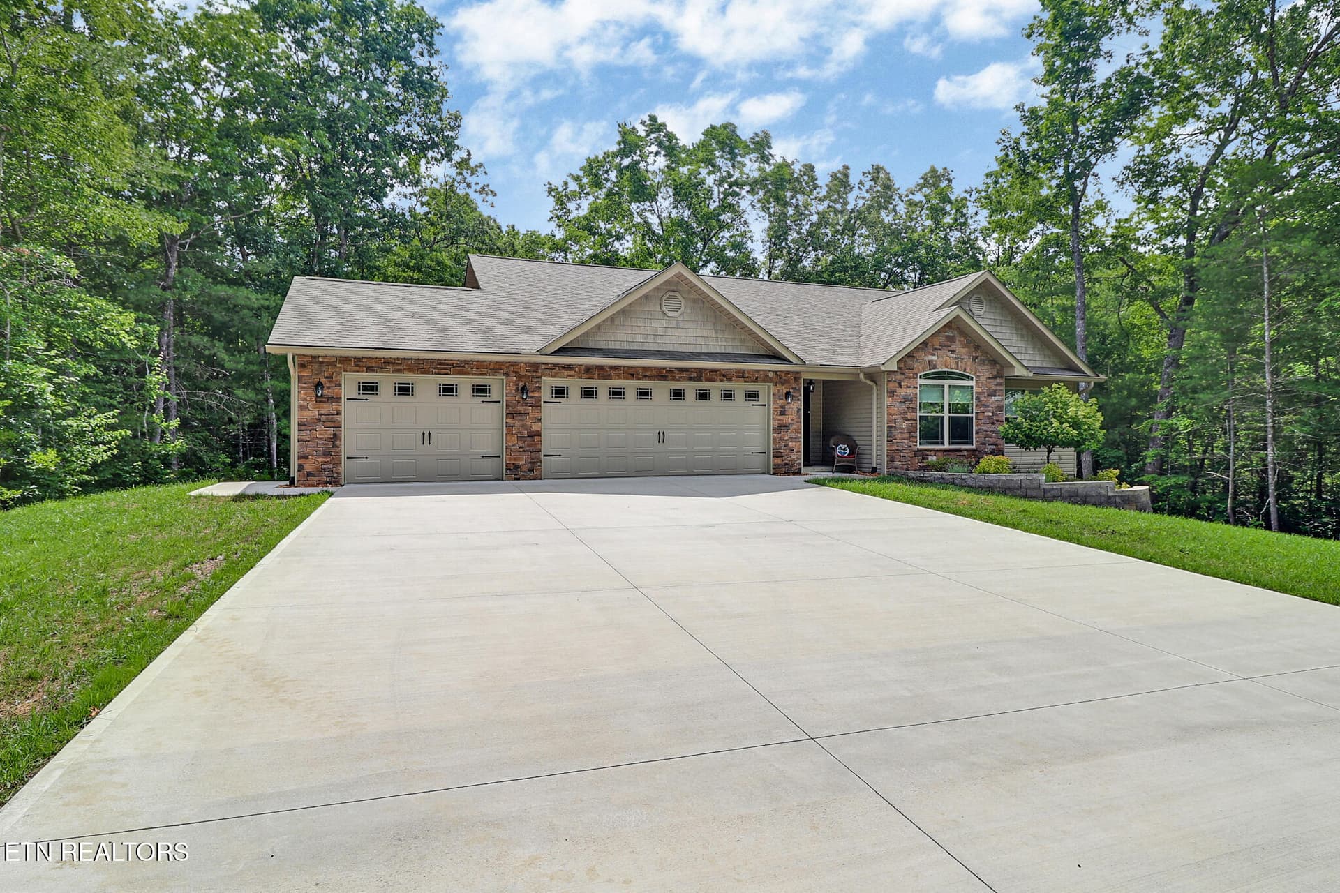 Huge Driveway - 23 Dove Cote Terrace, Crossville, TN 38558