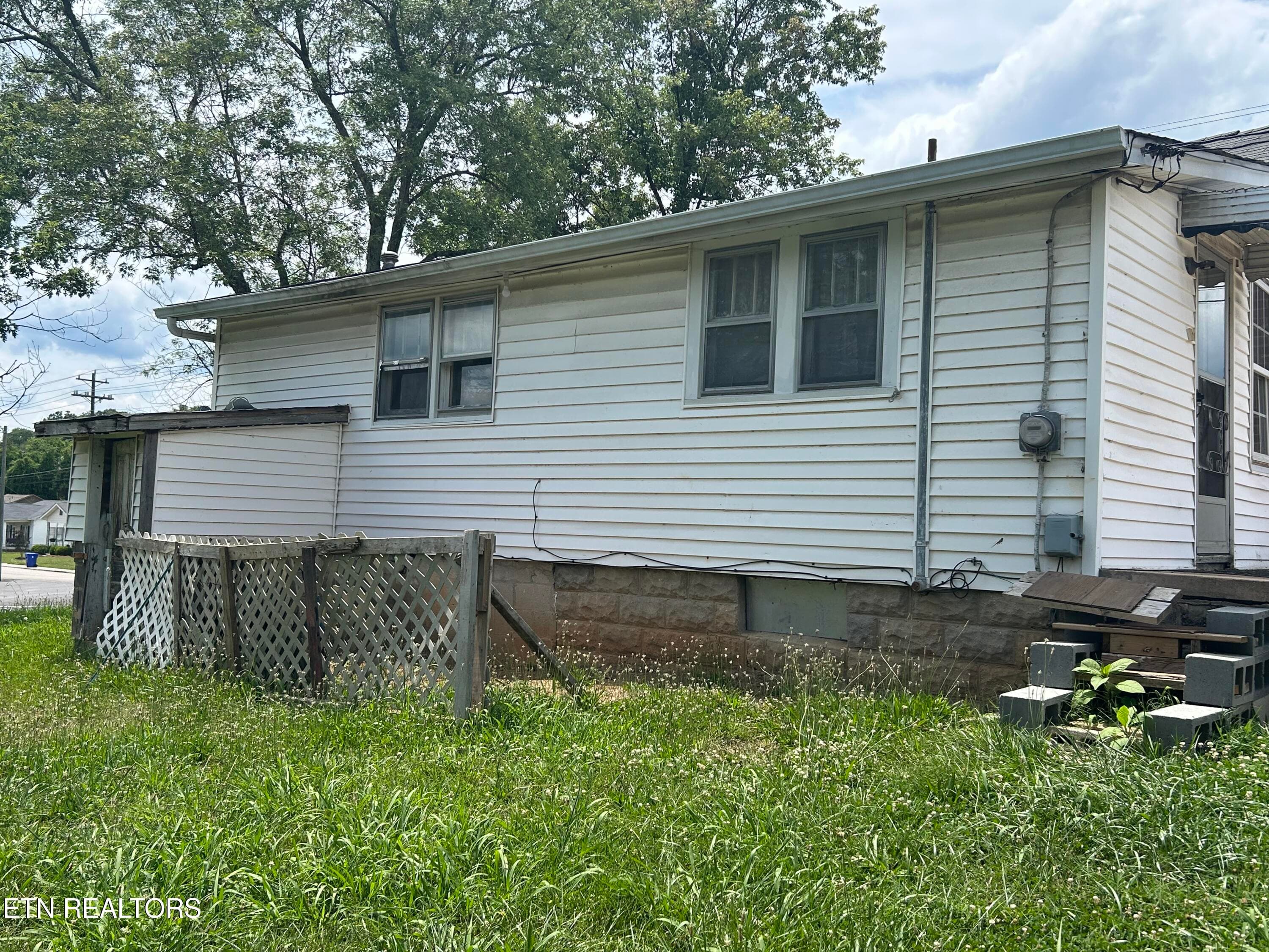 IMG_3403 - 921 Fowler St, Clinton, TN 37716