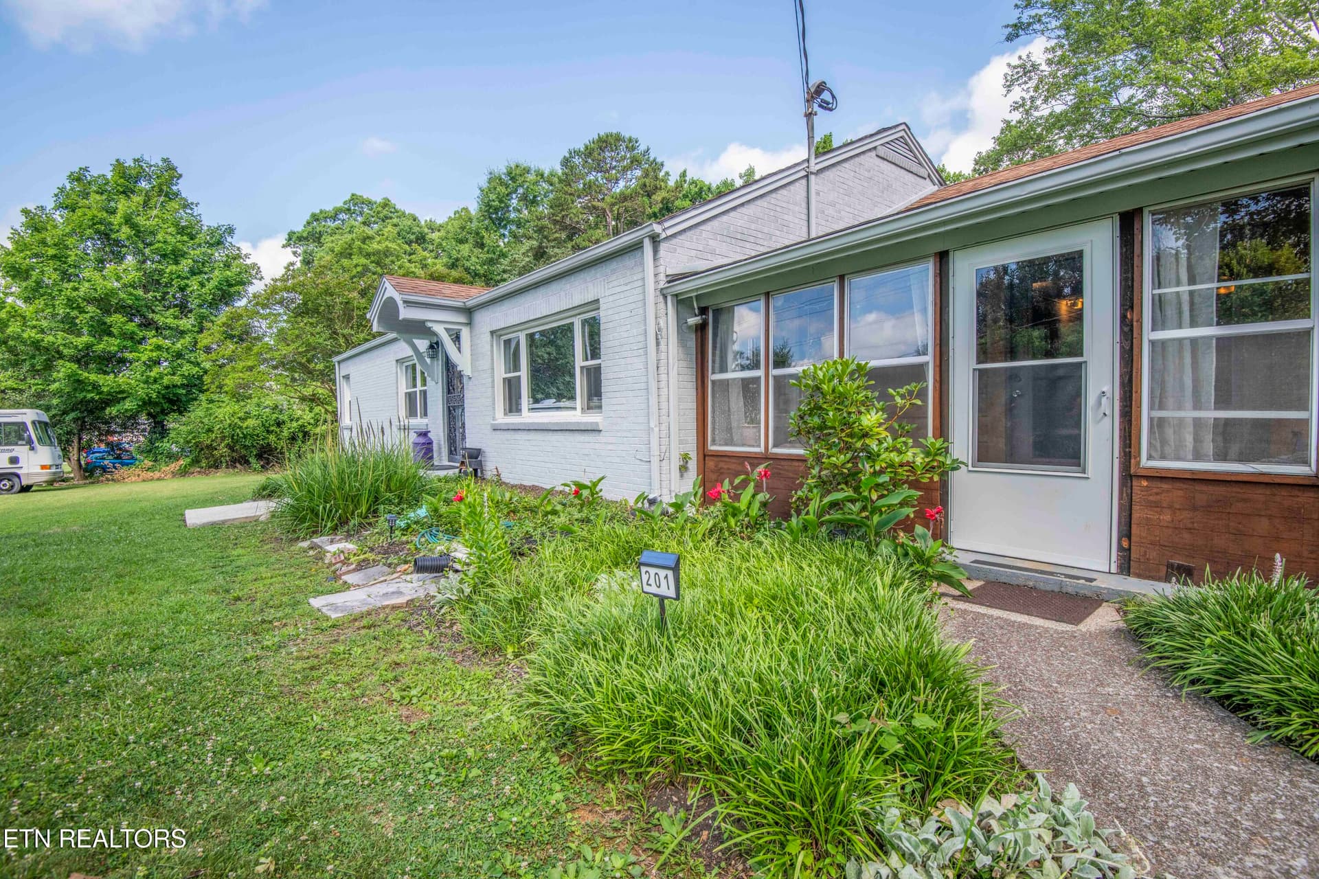exteriur_1 - 201 W Ford Valley Rd, Knoxville, TN 37920