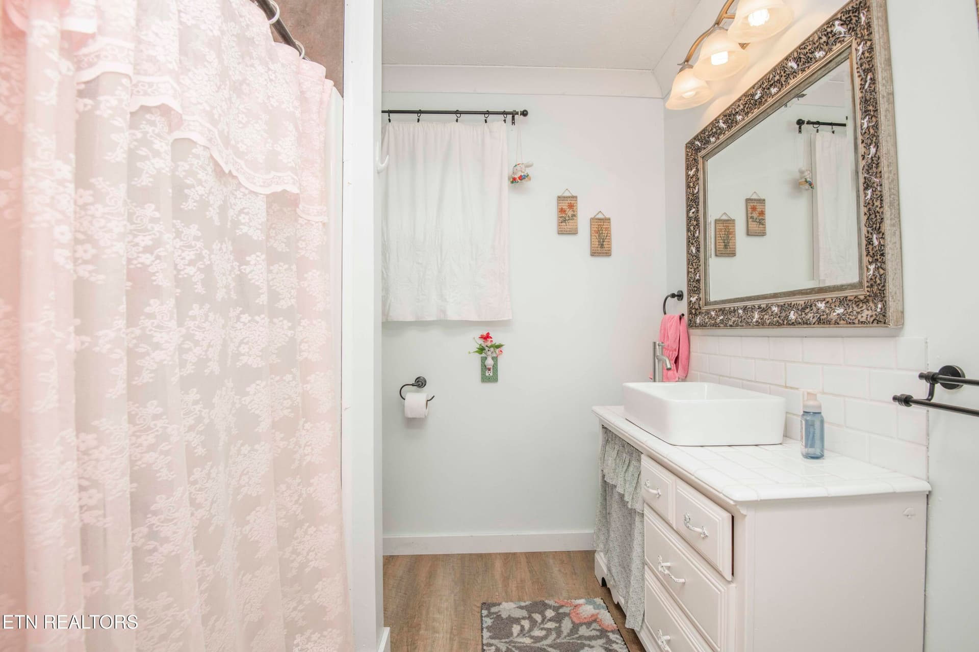 second bath_1 - 201 W Ford Valley Rd, Knoxville, TN 37920