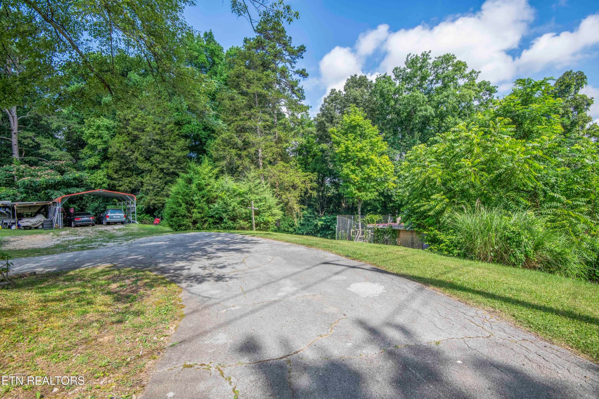 yard_1 - 201 W Ford Valley Rd, Knoxville, TN 37920