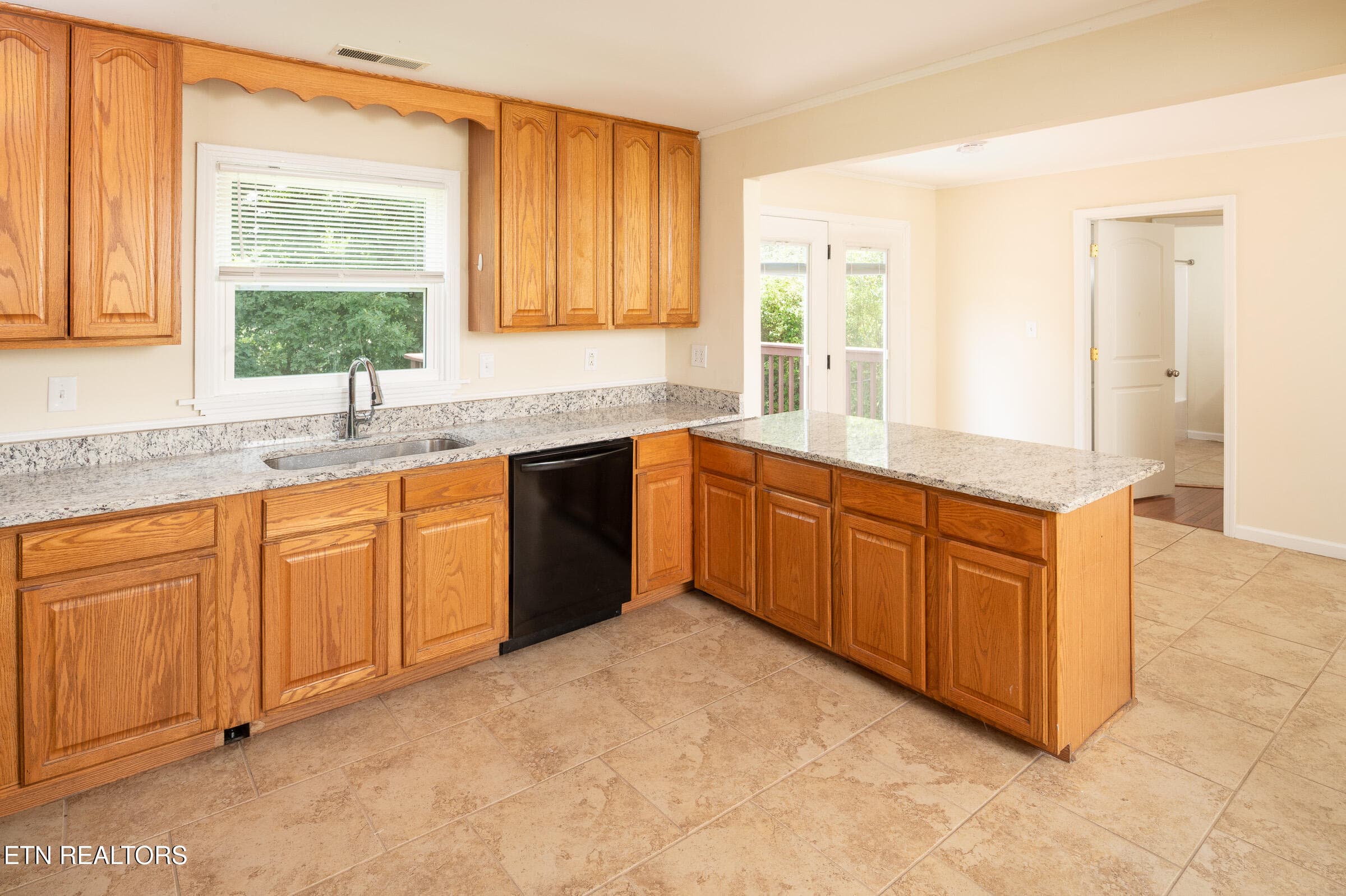 Breakfast Bar - 4300 Crosby Drive, Knoxville, TN 37909, Knoxville