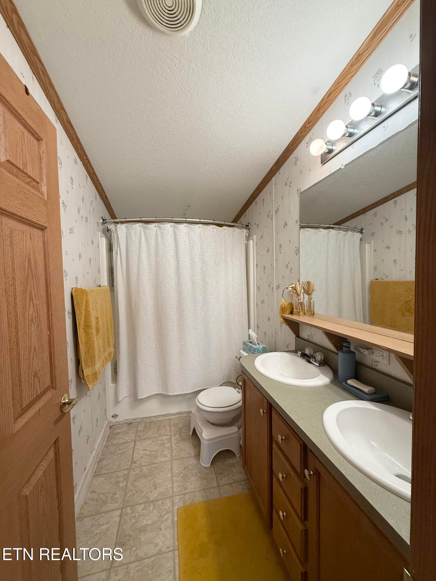 Bathroom - 207 4th St, Corryton, TN 37721, Corryton
