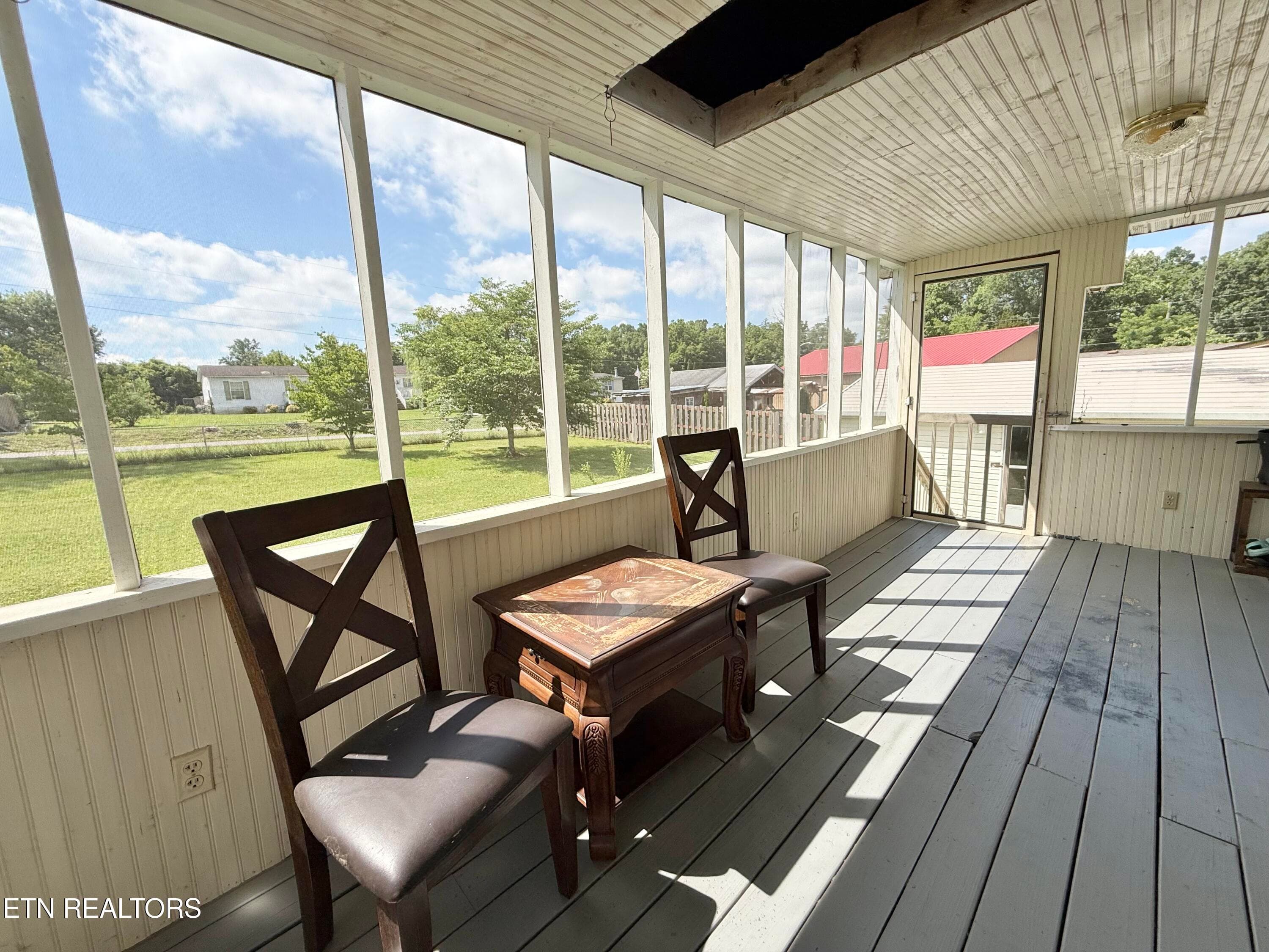 Sun room - 207 4th St, Corryton, TN 37721, Corryton
