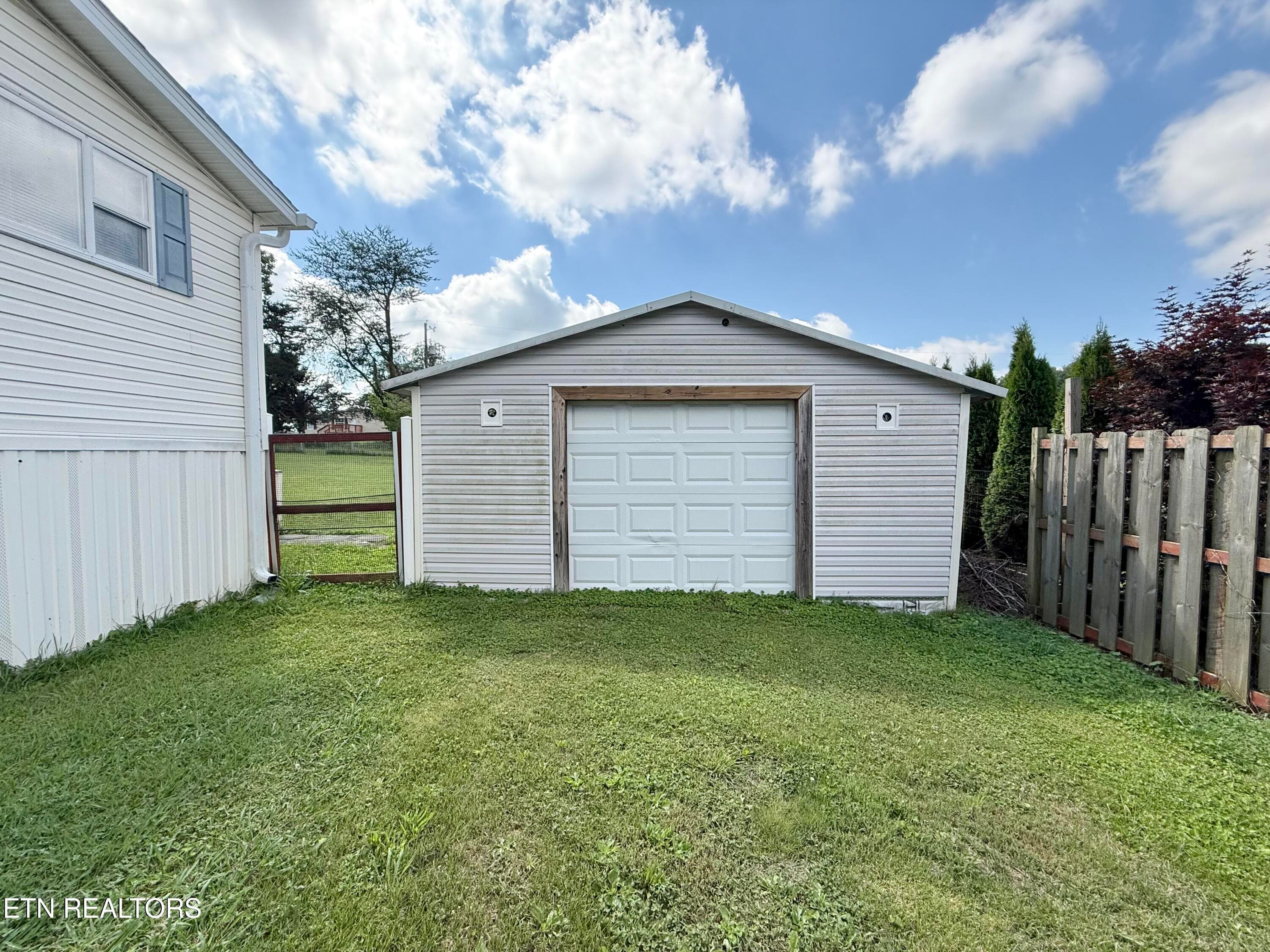 Detached garage - 207 4th St, Corryton, TN 37721, Corryton