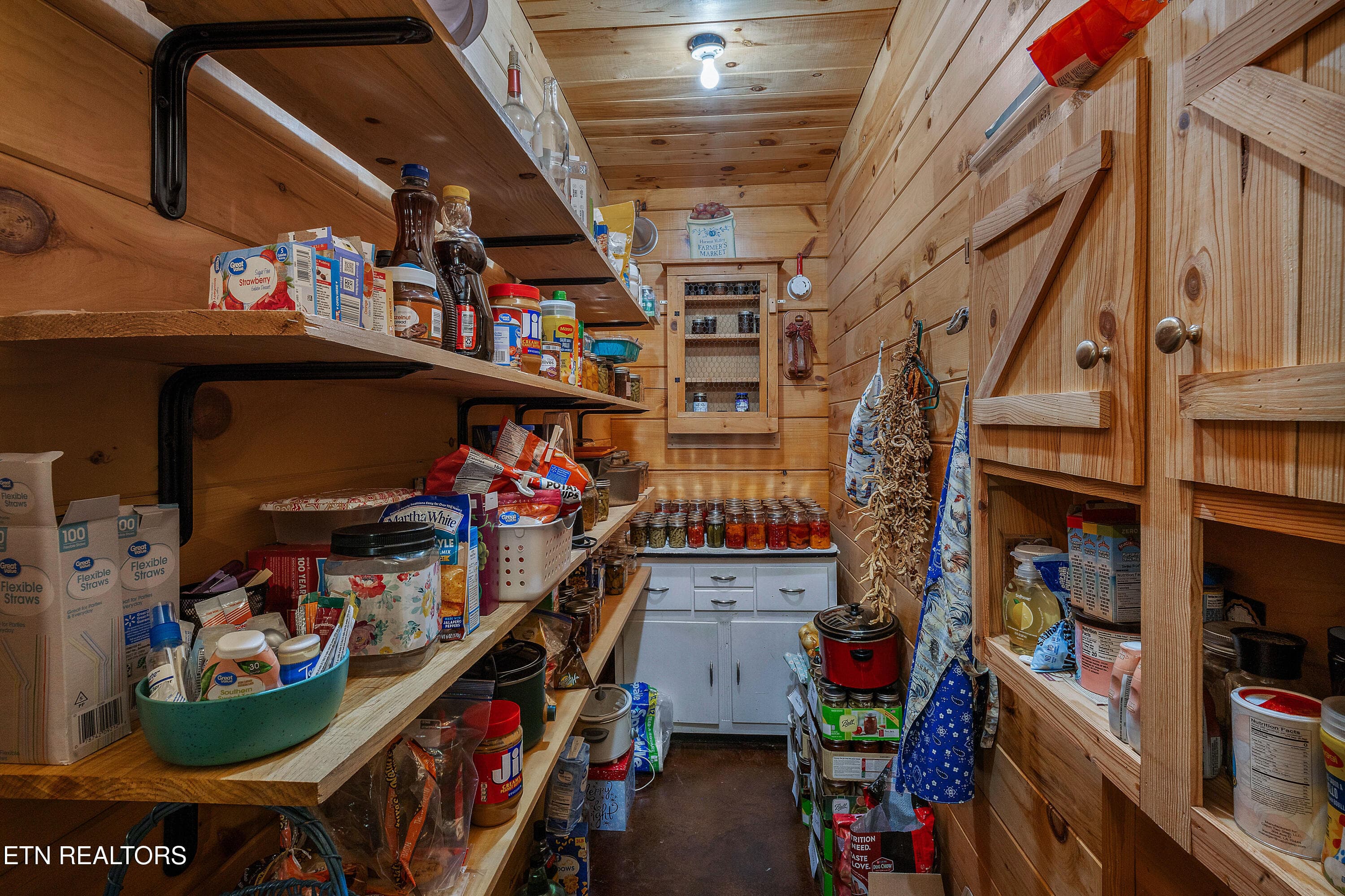 Pantry - 1151 Chestnut Valley Rd, Vonore, TN 37885