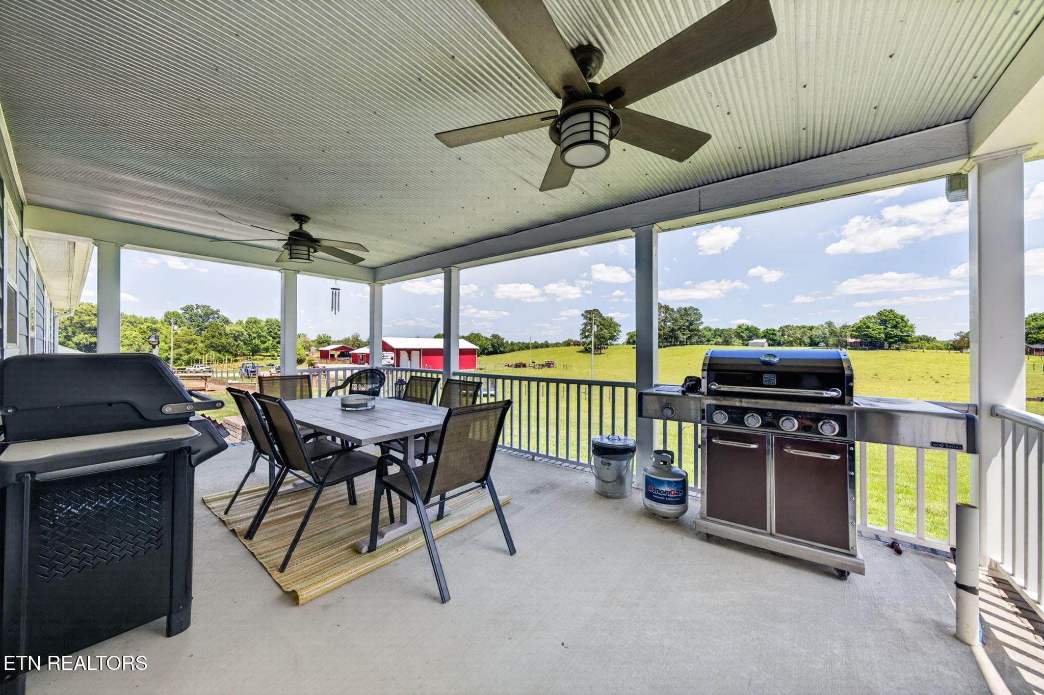 Covered back patio - 5335 Hickey Ridge Rd Rd, Baxter, TN 38544