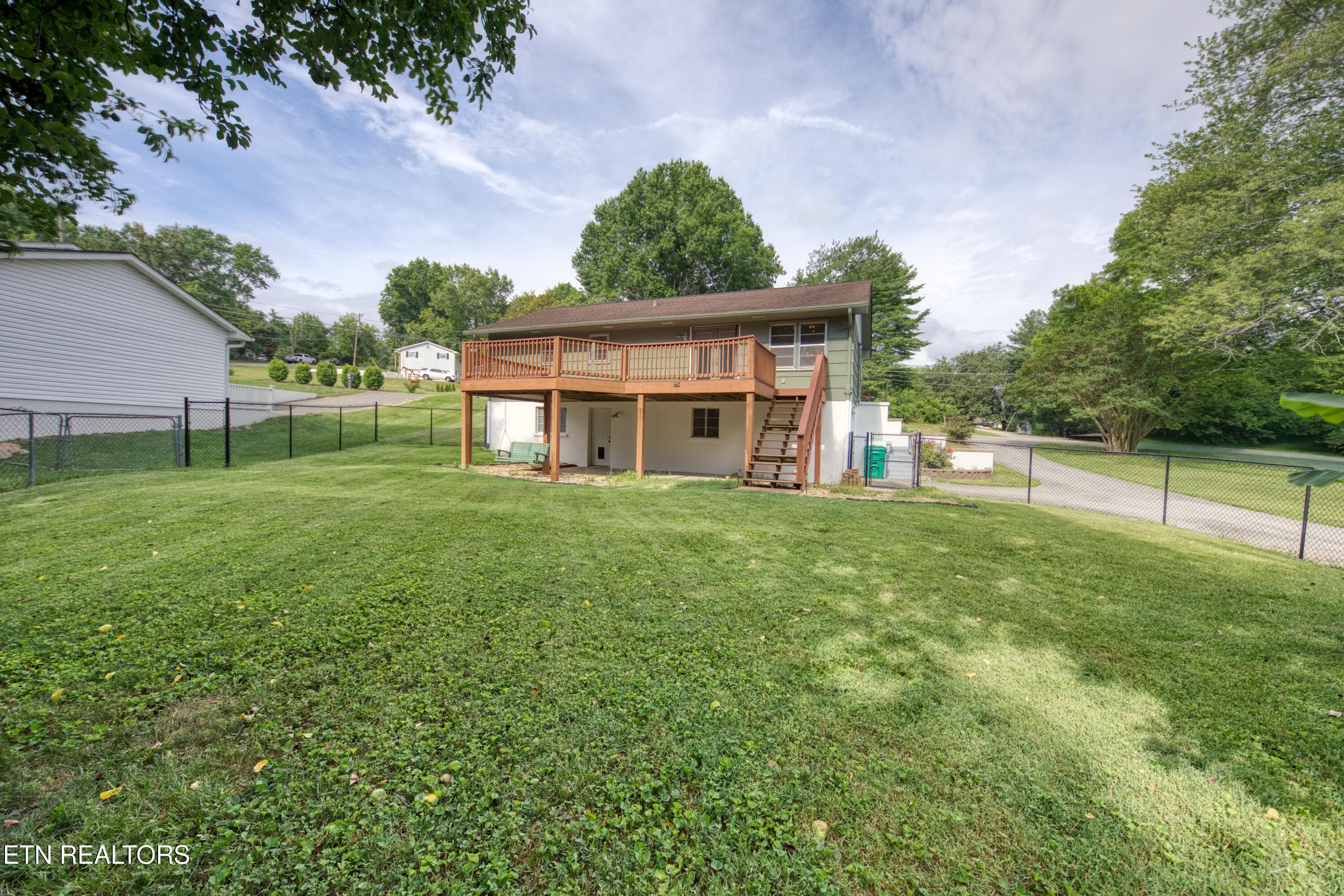 Spacious fenced back yard - 916 Mallory Rd, Knoxville, TN 37919