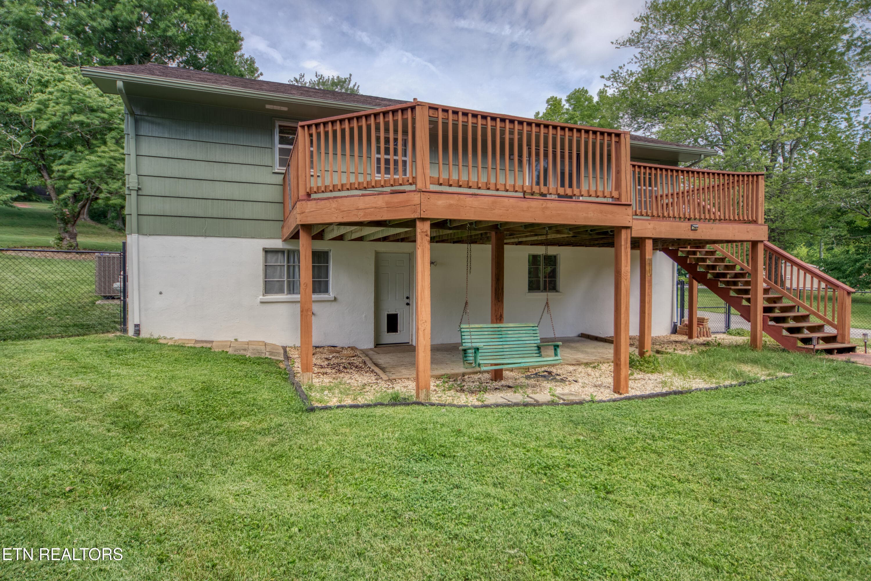 Large deck for entertaining - 916 Mallory Rd, Knoxville, TN 37919