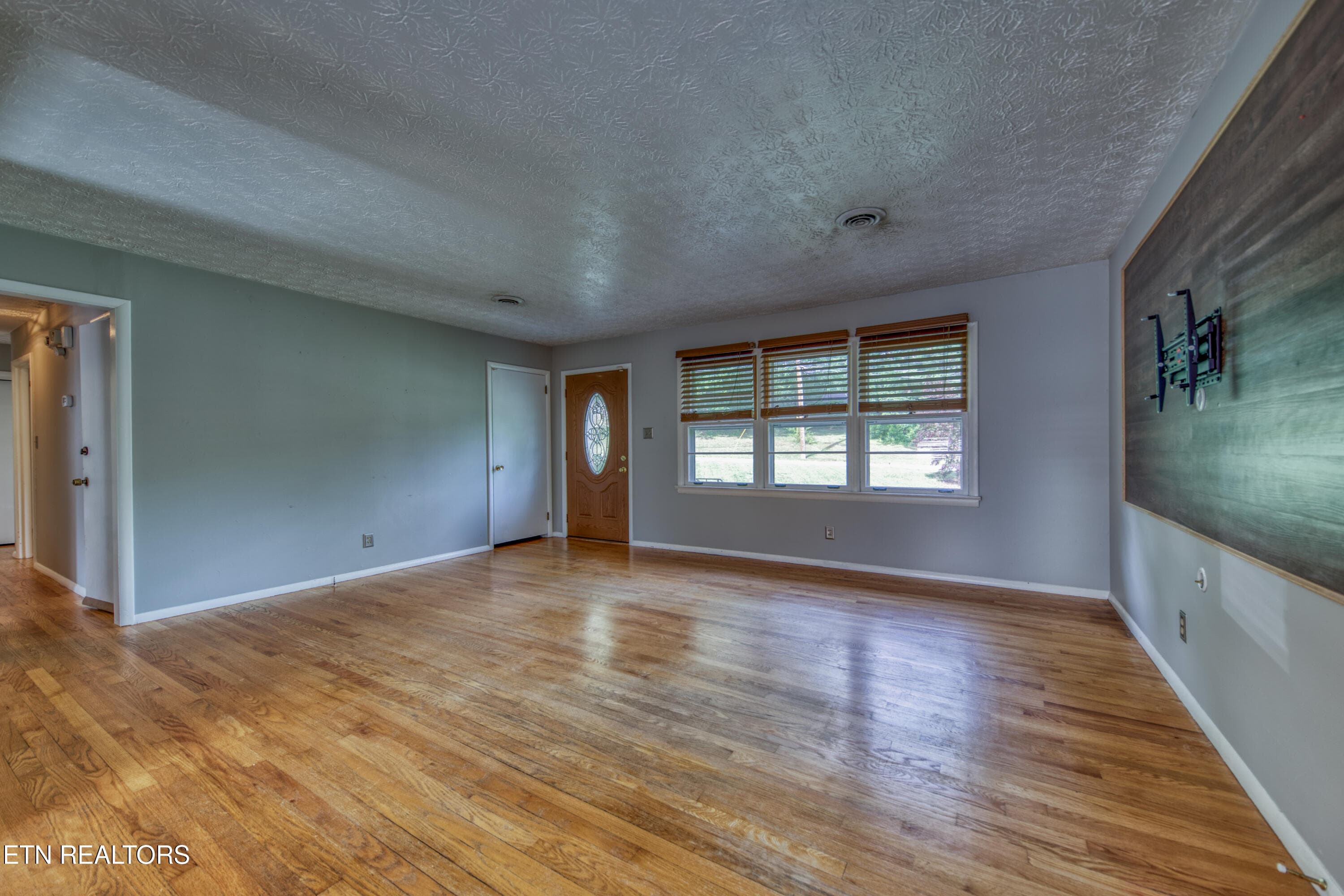 Large windows for natural light - 916 Mallory Rd, Knoxville, TN 37919