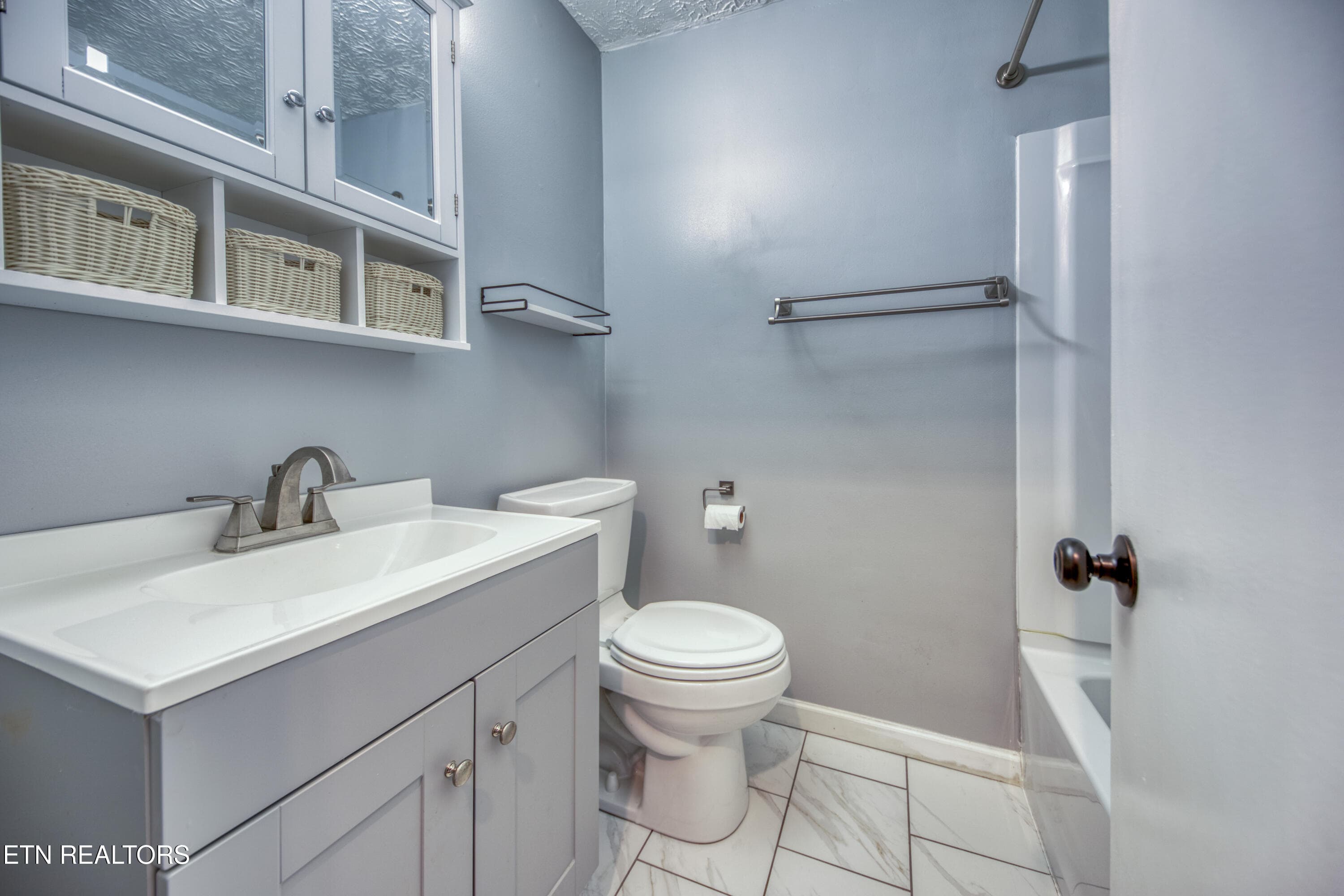 Updated hall bath - 916 Mallory Rd, Knoxville, TN 37919
