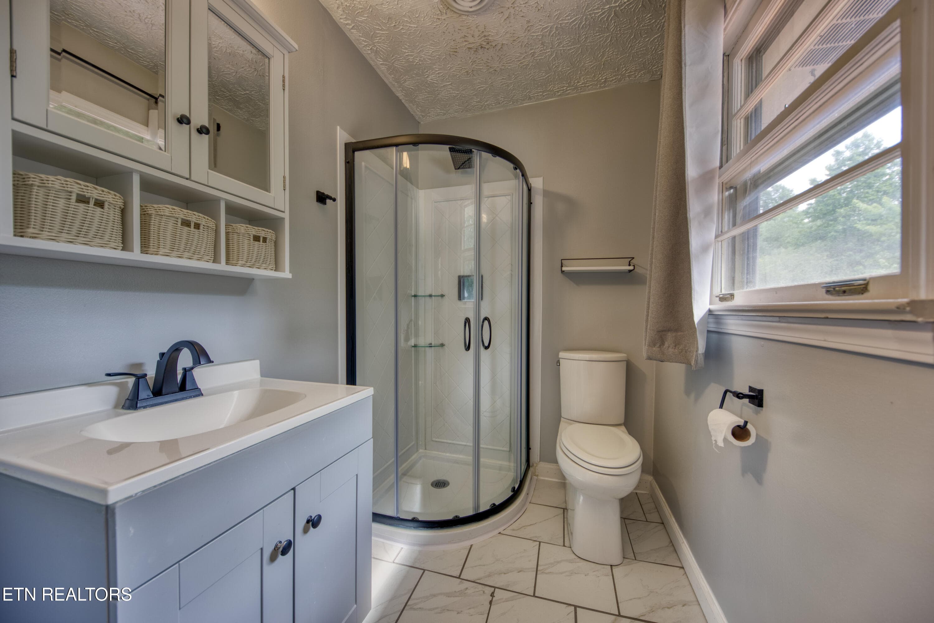 Updated primary bath - 916 Mallory Rd, Knoxville, TN 37919