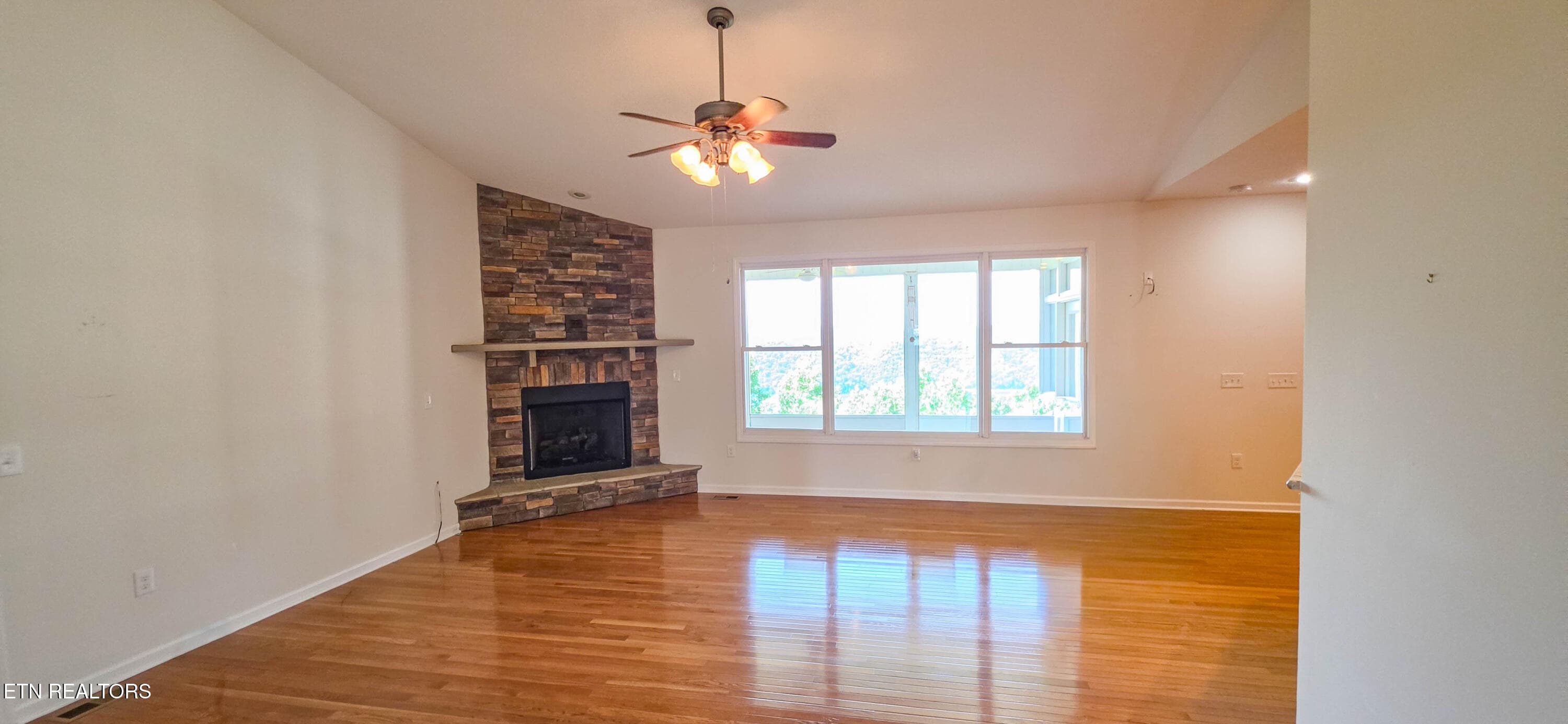 n panoramic livingrm - 364 Panoramic Drive, Maynardville, TN 37807