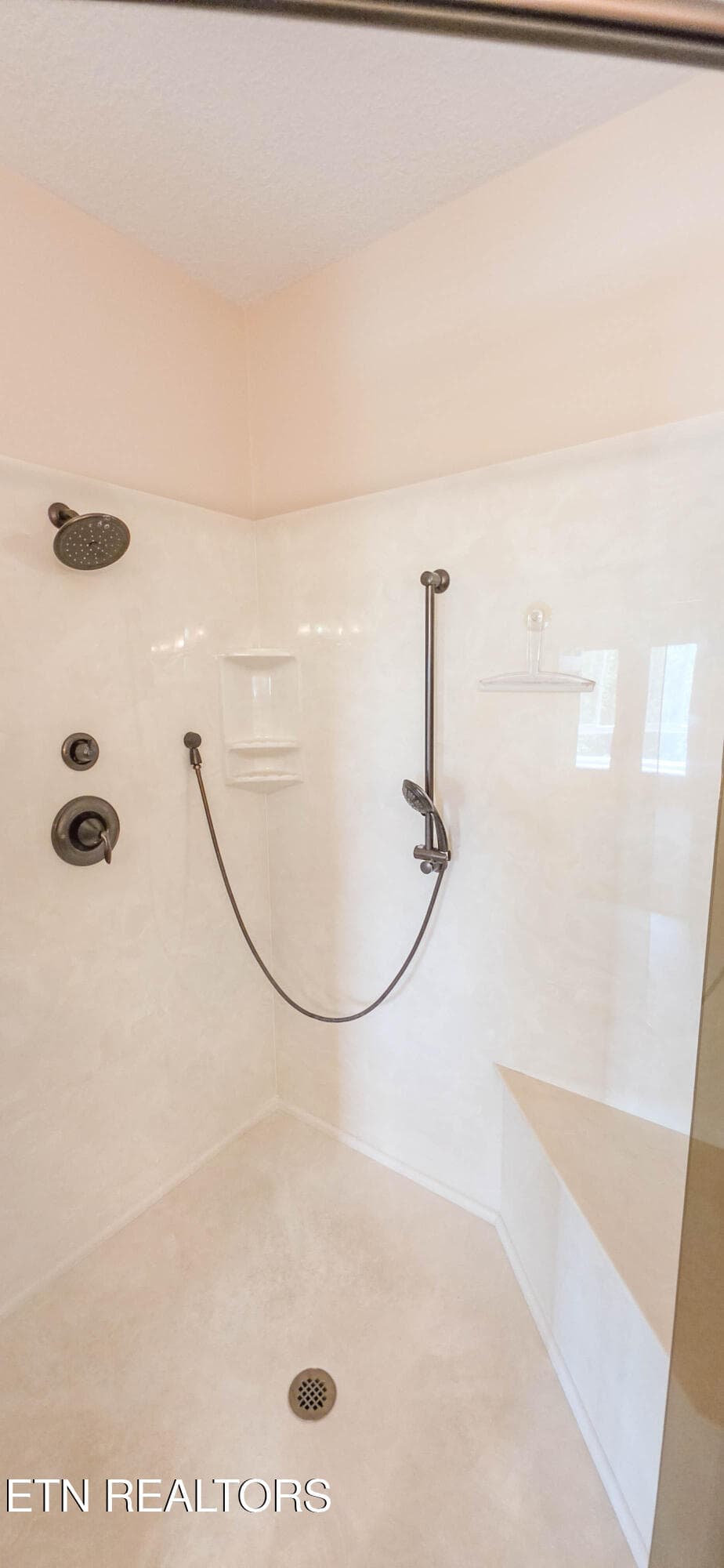 n panoramic shower - 364 Panoramic Drive, Maynardville, TN 37807