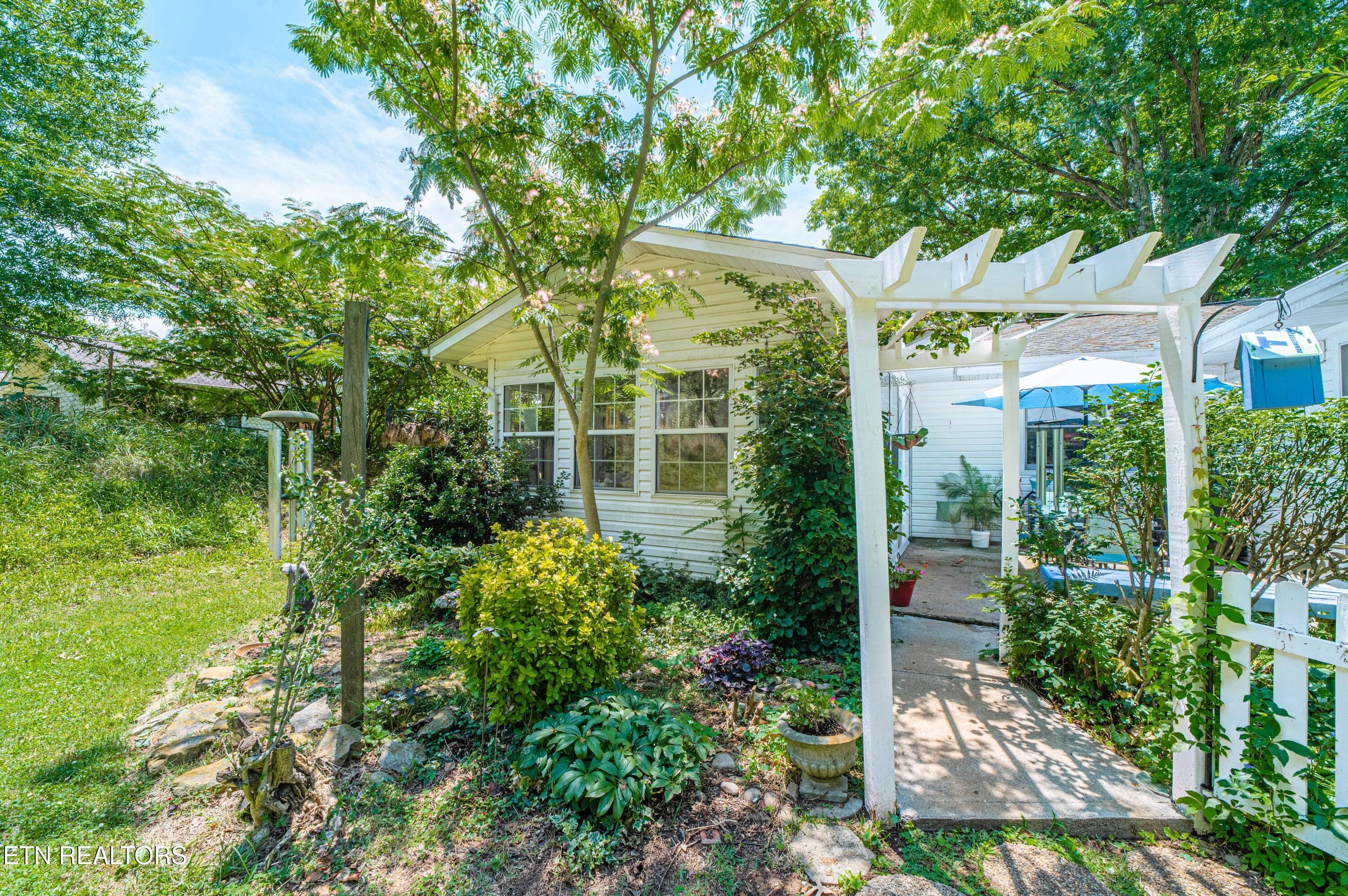 Entry to the courtyard - 5608 Sierra Rd, Knoxville, TN 37912, Knoxville