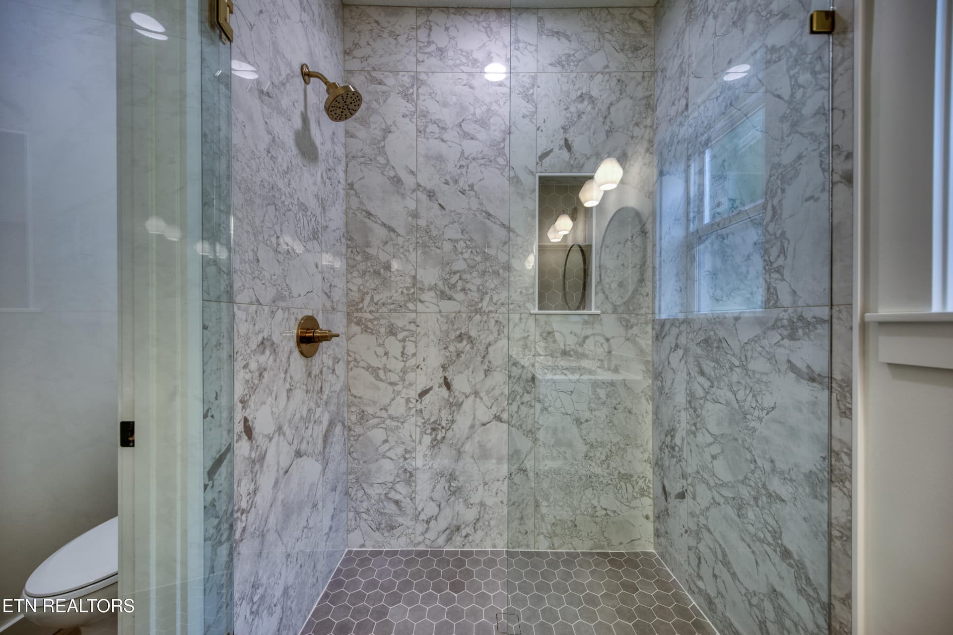 Primary Bathroom - 180 Huckleberry Hollow, Kingston, TN 37763
