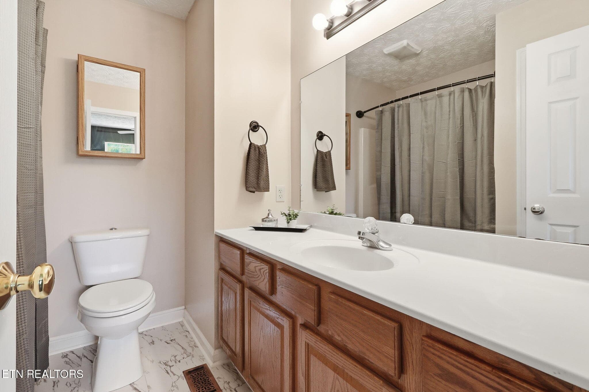 MASTER BATH - 6032 Newington Lane, Knoxville, TN 37912, Knoxville