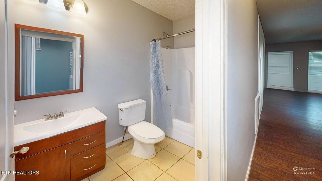 2013-Paris-Rd-Bathroom-Defurnished - 2013 Paris Rd, Knoxville, TN 37912, Knoxville