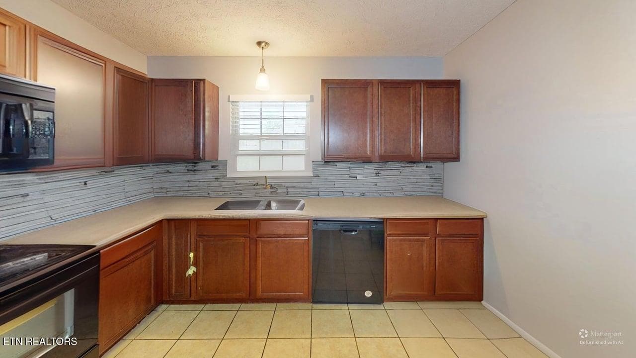 2013-Paris-Rd-Kitchen-Defurnished - 2013 Paris Rd, Knoxville, TN 37912, Knoxville