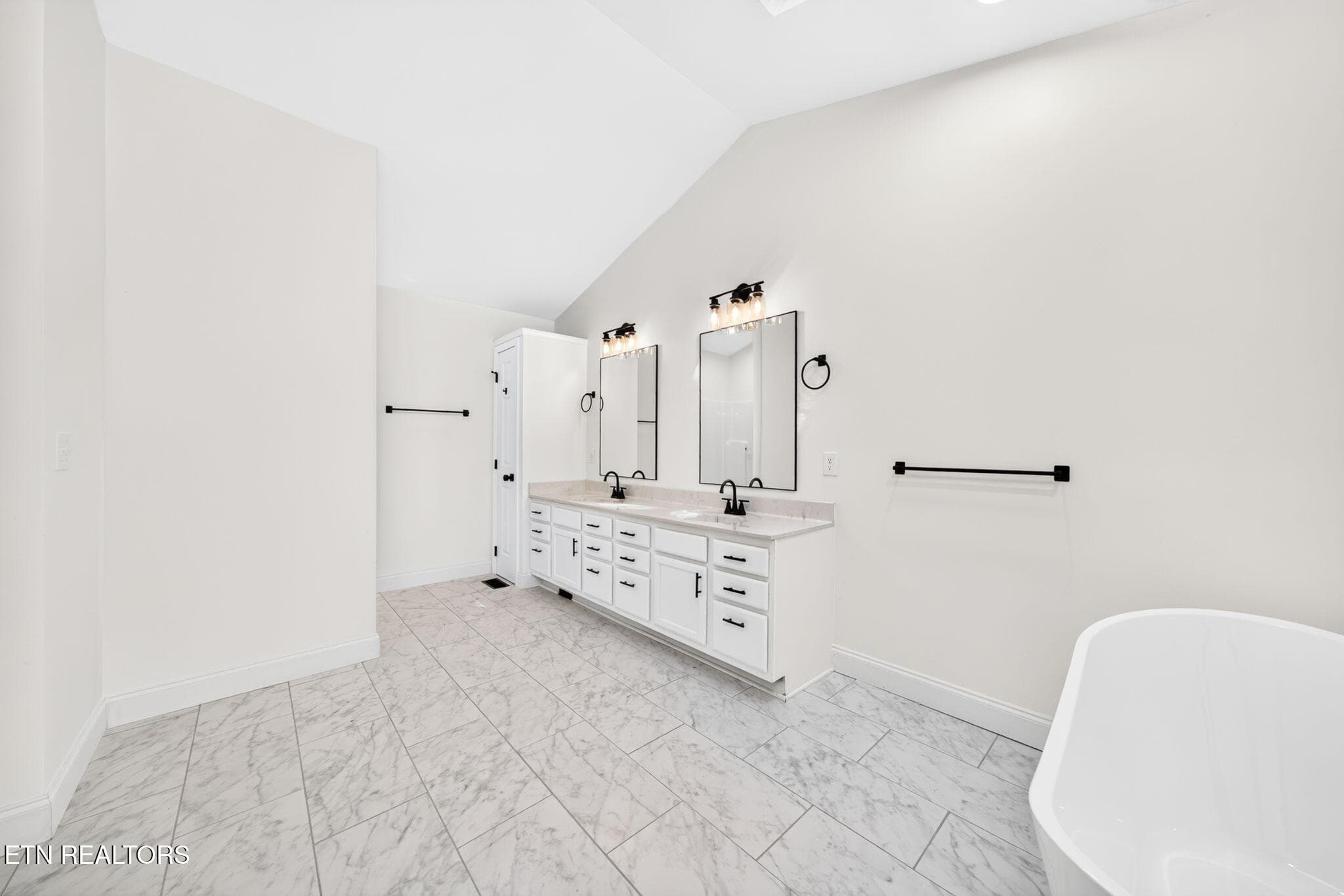 Master Bathroom - 35 Leaf Circle, Crossville, TN 38558
