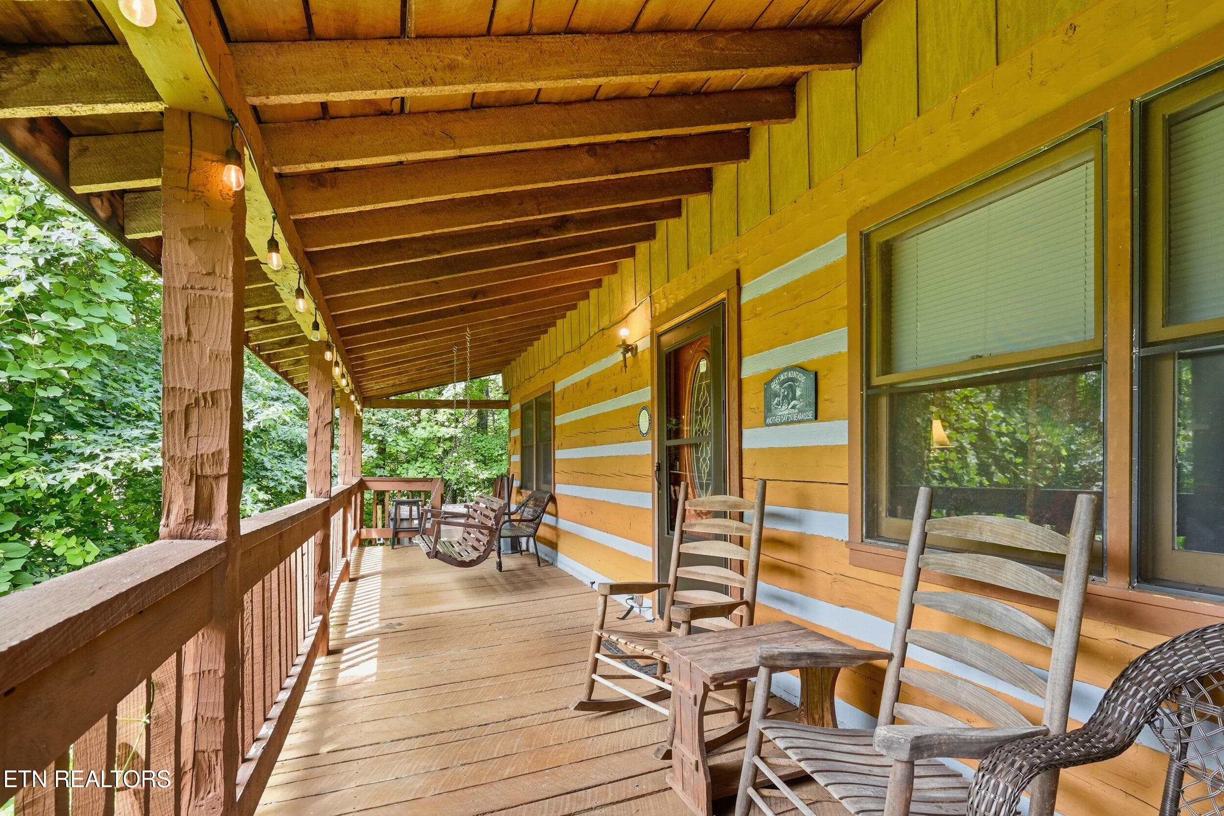 Covered front deck - 559 Crest Rd, Gatlinburg, TN 37738, Gatlinburg