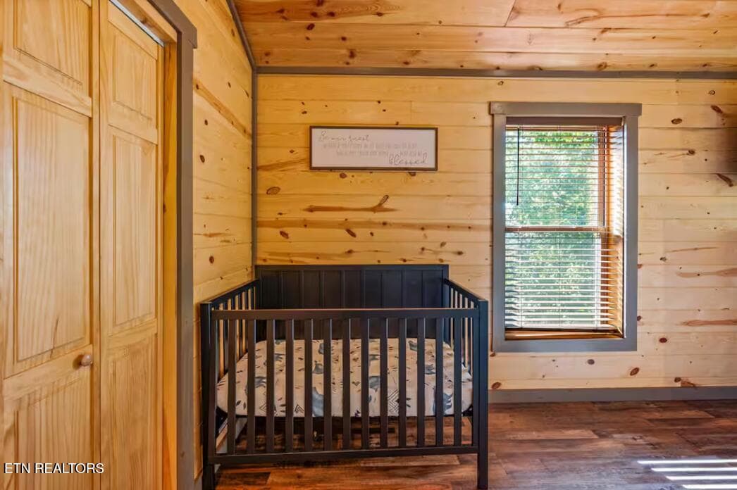 child crib - 2612 Cloud View Drive, Sevierville, TN 37862, Sevierville