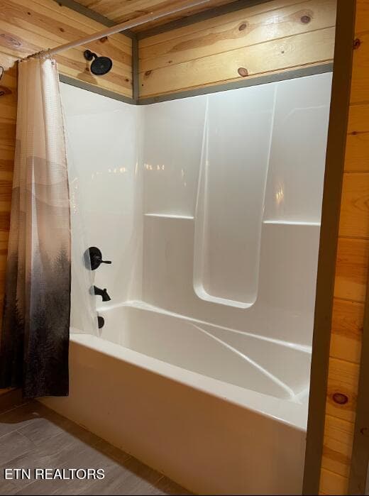Tub bathroom - 2612 Cloud View Drive, Sevierville, TN 37862, Sevierville