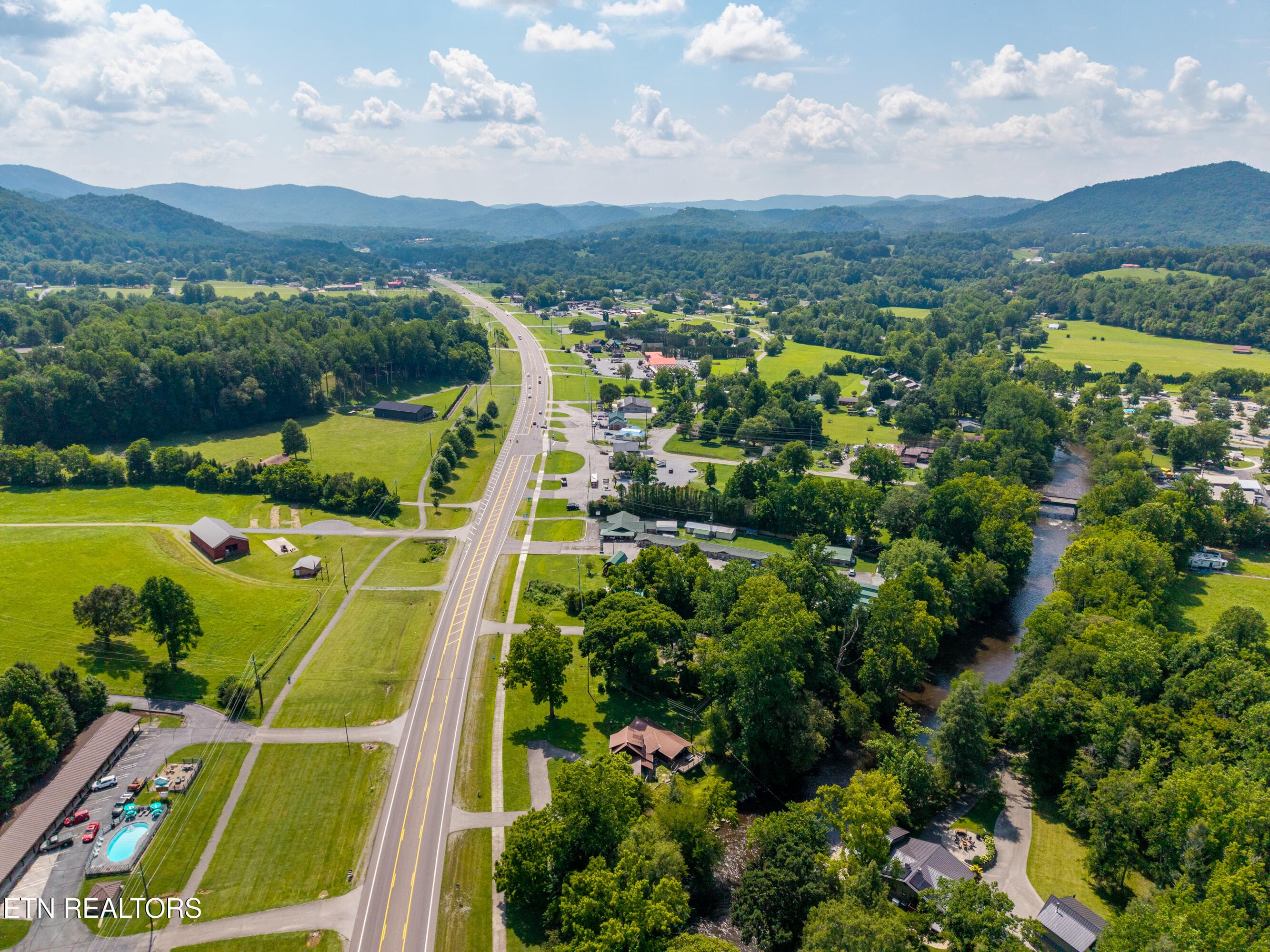 8229ELamarAlexanderPkwy-29 - 8229 E Lamar Alexander Parkway Pkwy, Townsend, TN 37882