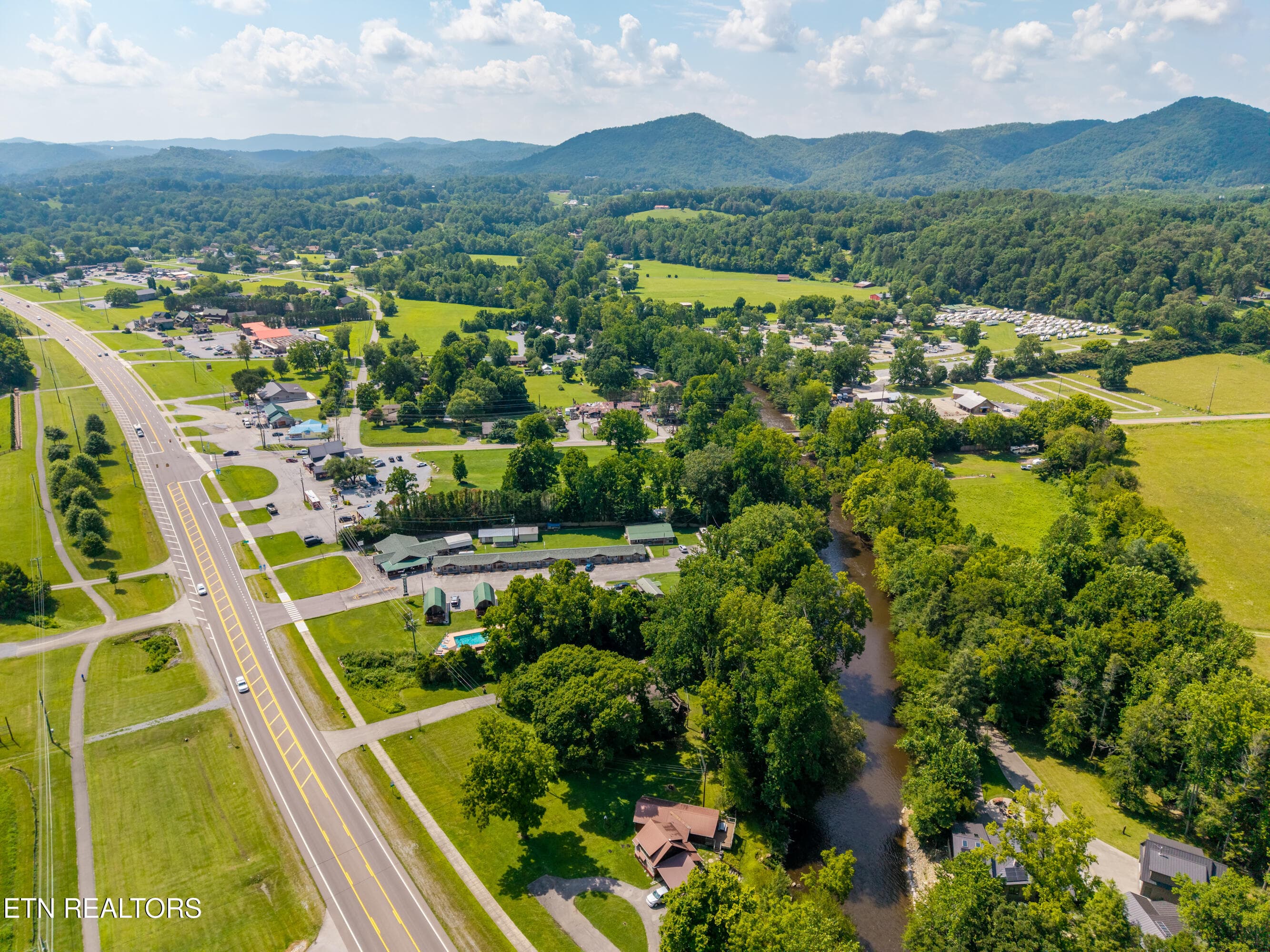 8229ELamarAlexanderPkwy-33 - 8229 E Lamar Alexander Parkway Pkwy, Townsend, TN 37882