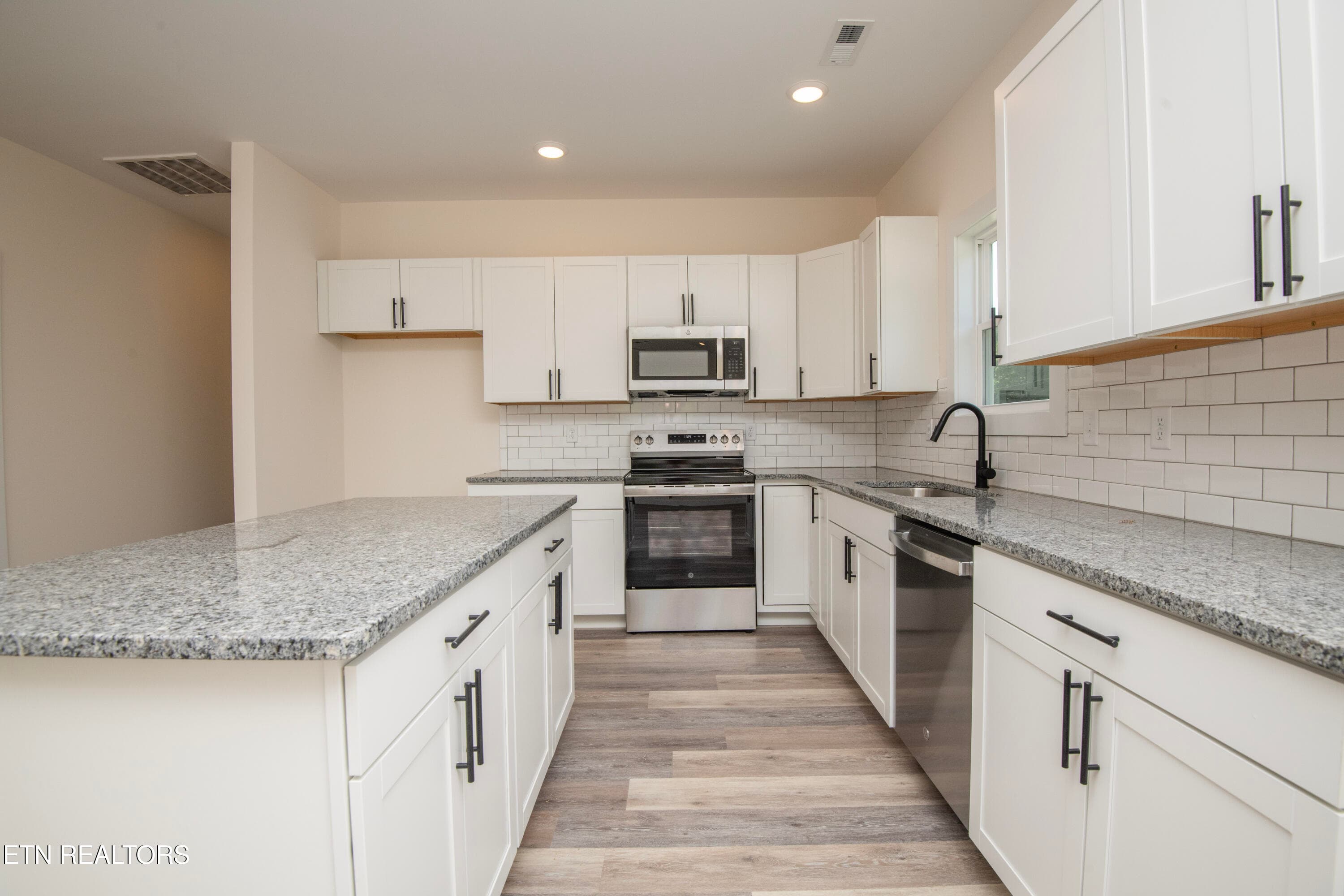 Stainless Steel Appliances - 2008 Woods-Smith Rd, Knoxville, TN 37921, Knoxville