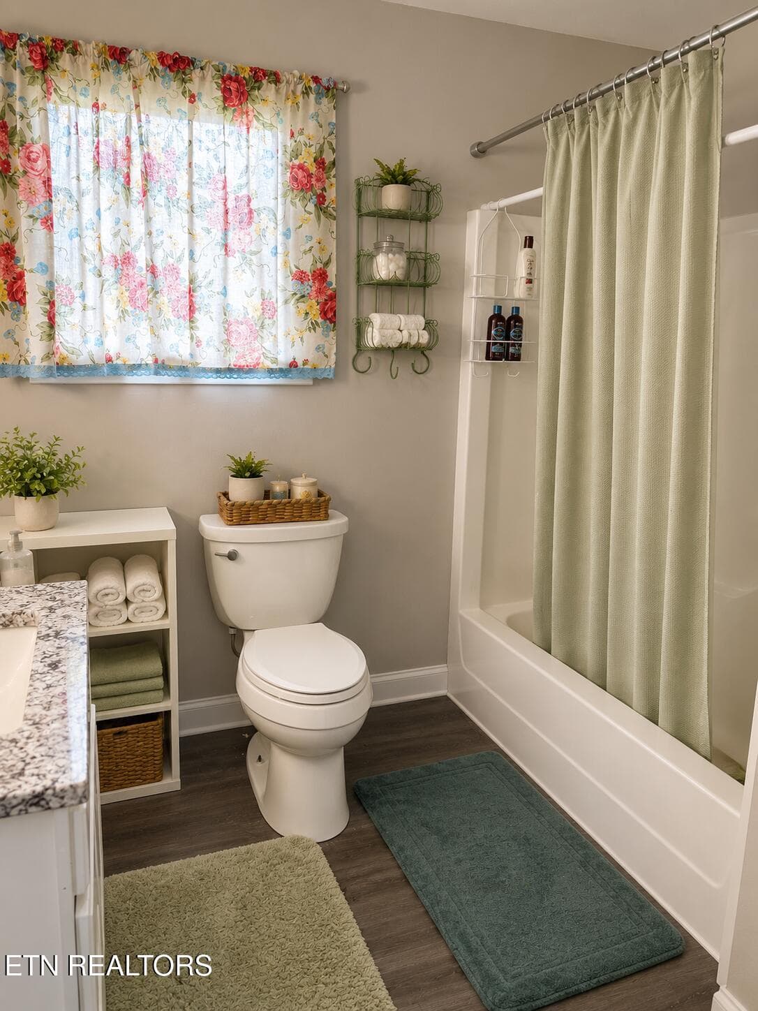 Bath - 211 Walton Lane Lane, Monterey, TN 38574