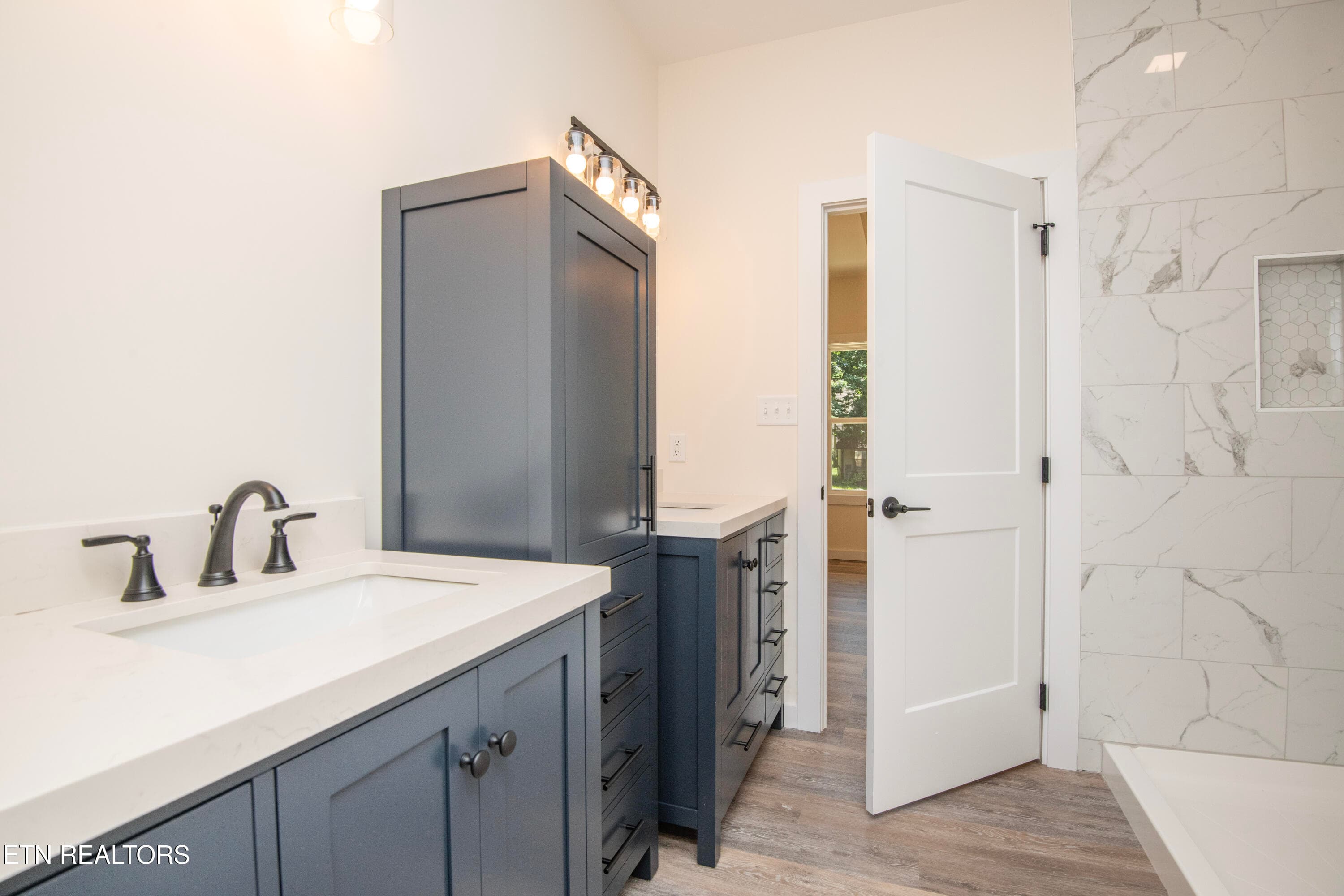 Double Sink Master - 2008 Woods-Smith Rd, Knoxville, TN 37921, Knoxville