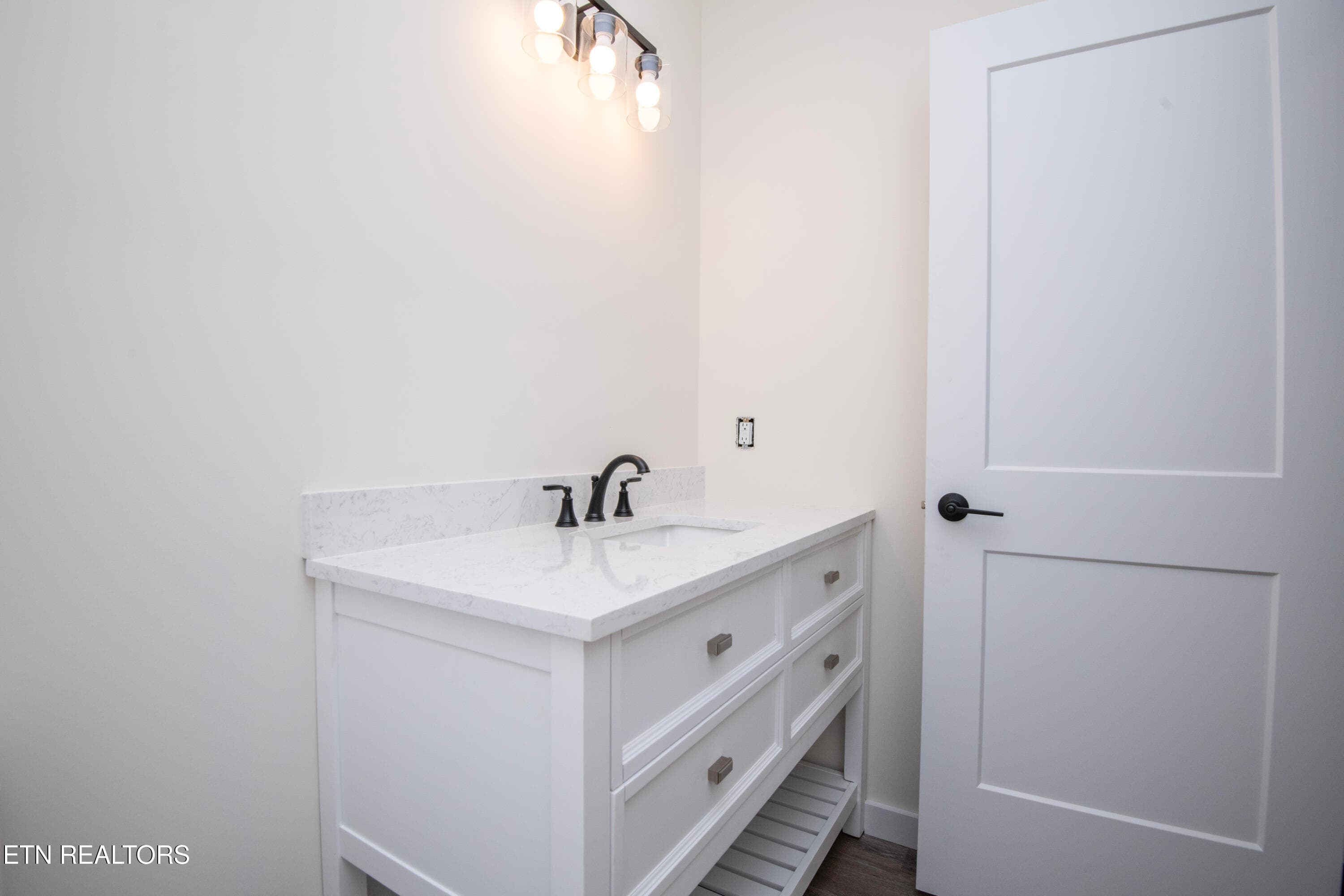 Hall Bath - 2008 Woods-Smith Rd, Knoxville, TN 37921, Knoxville