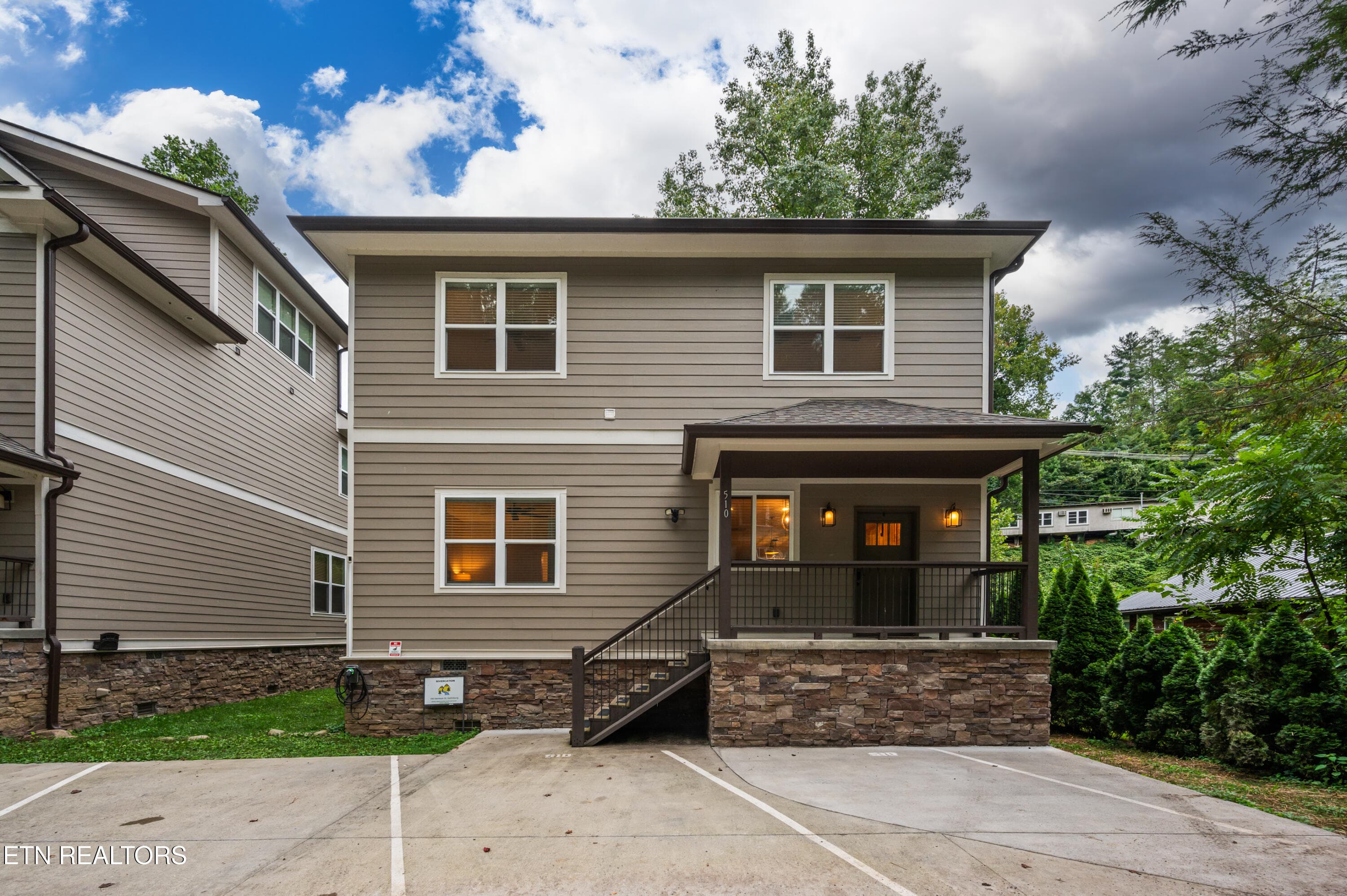 510 HMLK C Entrance Cabin - 510 Hemlock St, Gatlinburg, TN 37738, Gatlinburg