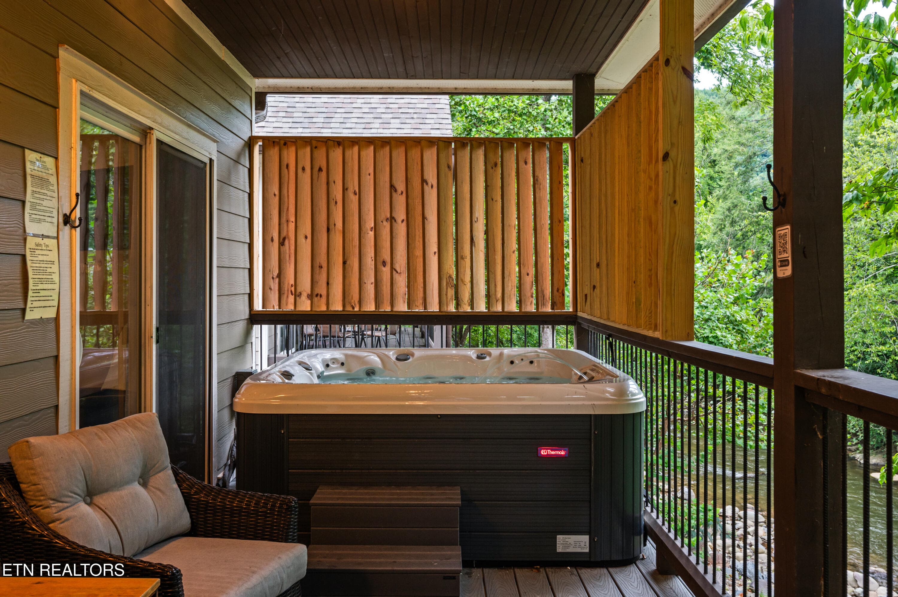 510 HMLK 1 Hot Tub - 510 Hemlock St, Gatlinburg, TN 37738, Gatlinburg