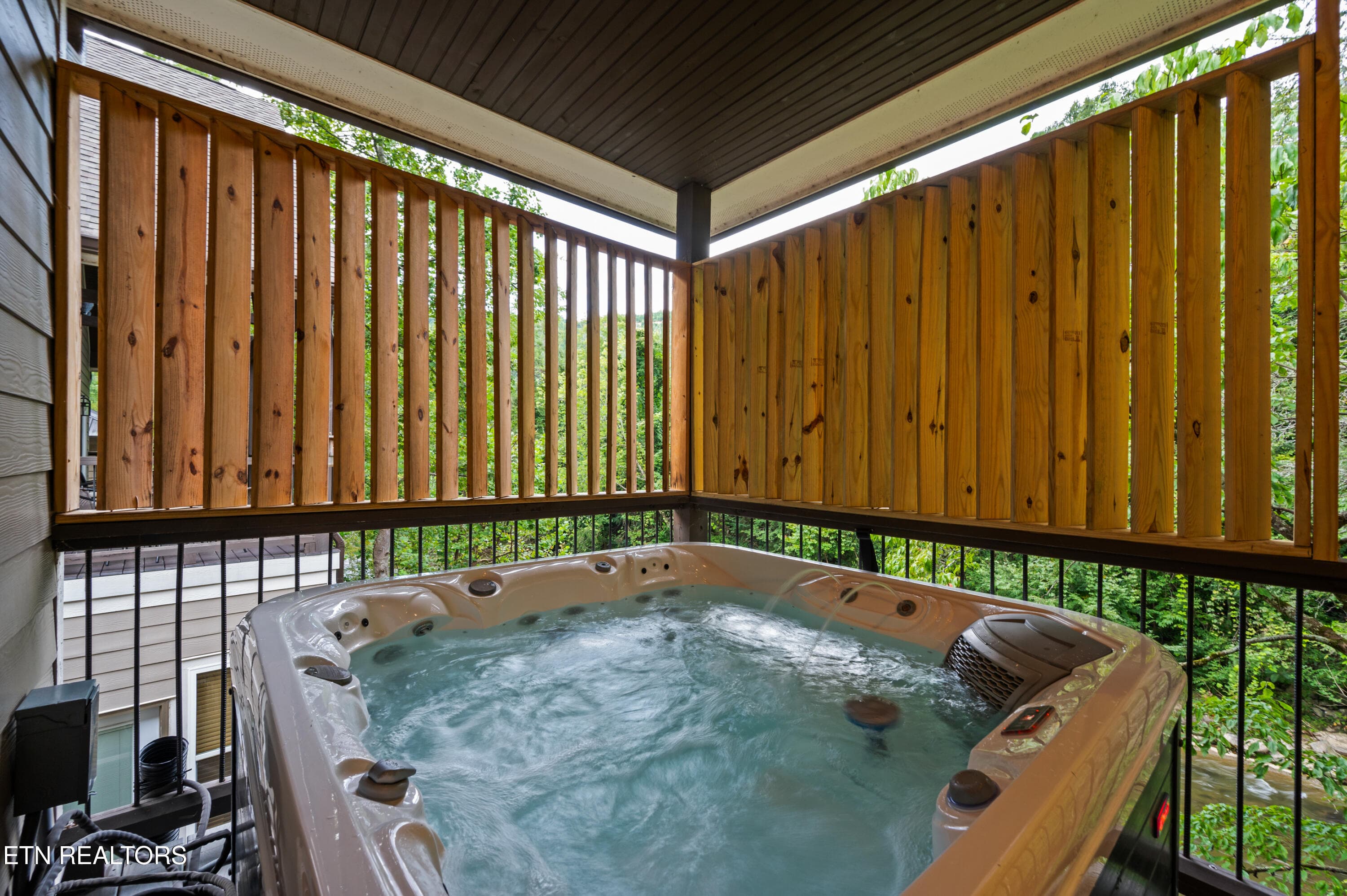 510 HMLK 3 Hot Tub - 510 Hemlock St, Gatlinburg, TN 37738, Gatlinburg