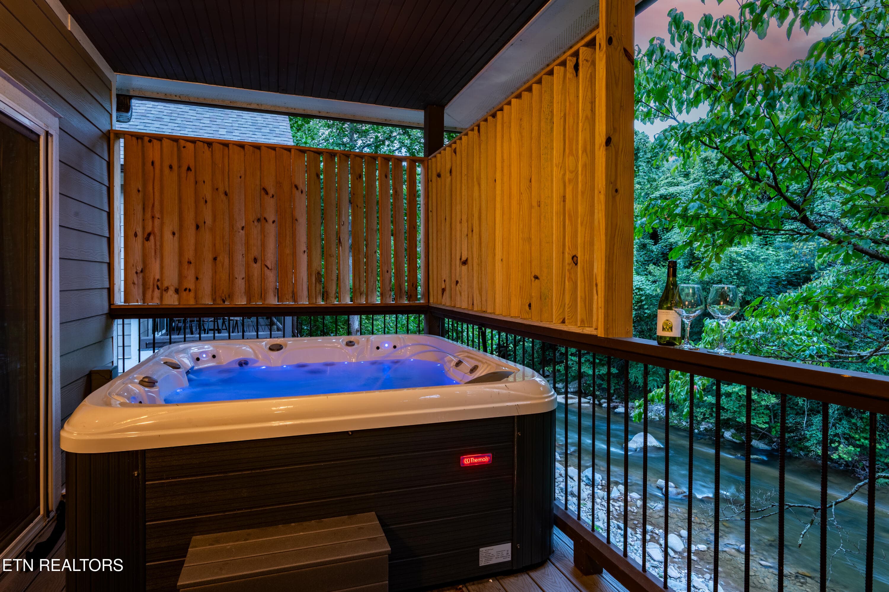 510 HMLK 6 Hot Tub - 510 Hemlock St, Gatlinburg, TN 37738, Gatlinburg