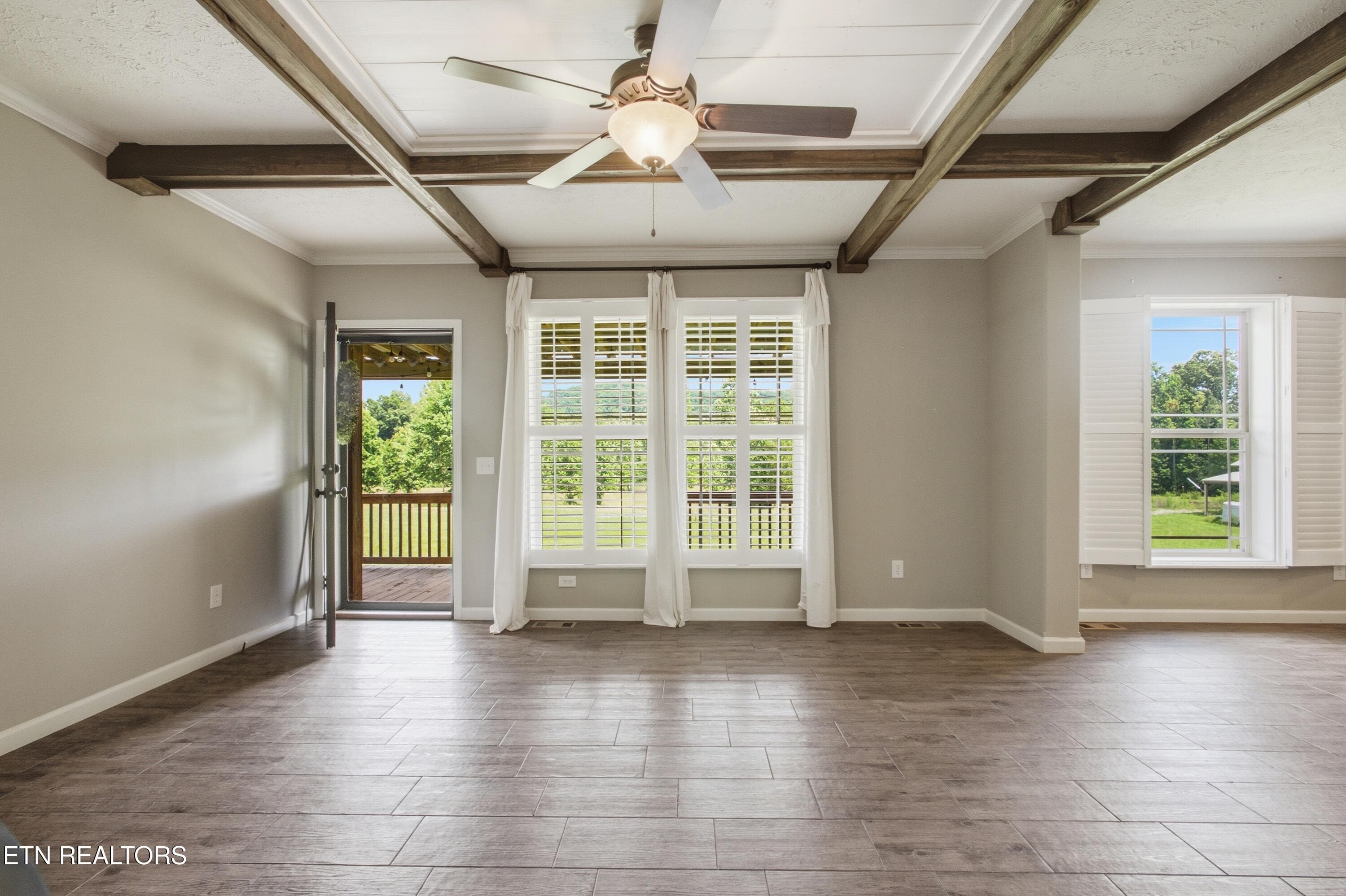 Living room - 127 Narramore Lane, Philadelphia, TN 37846