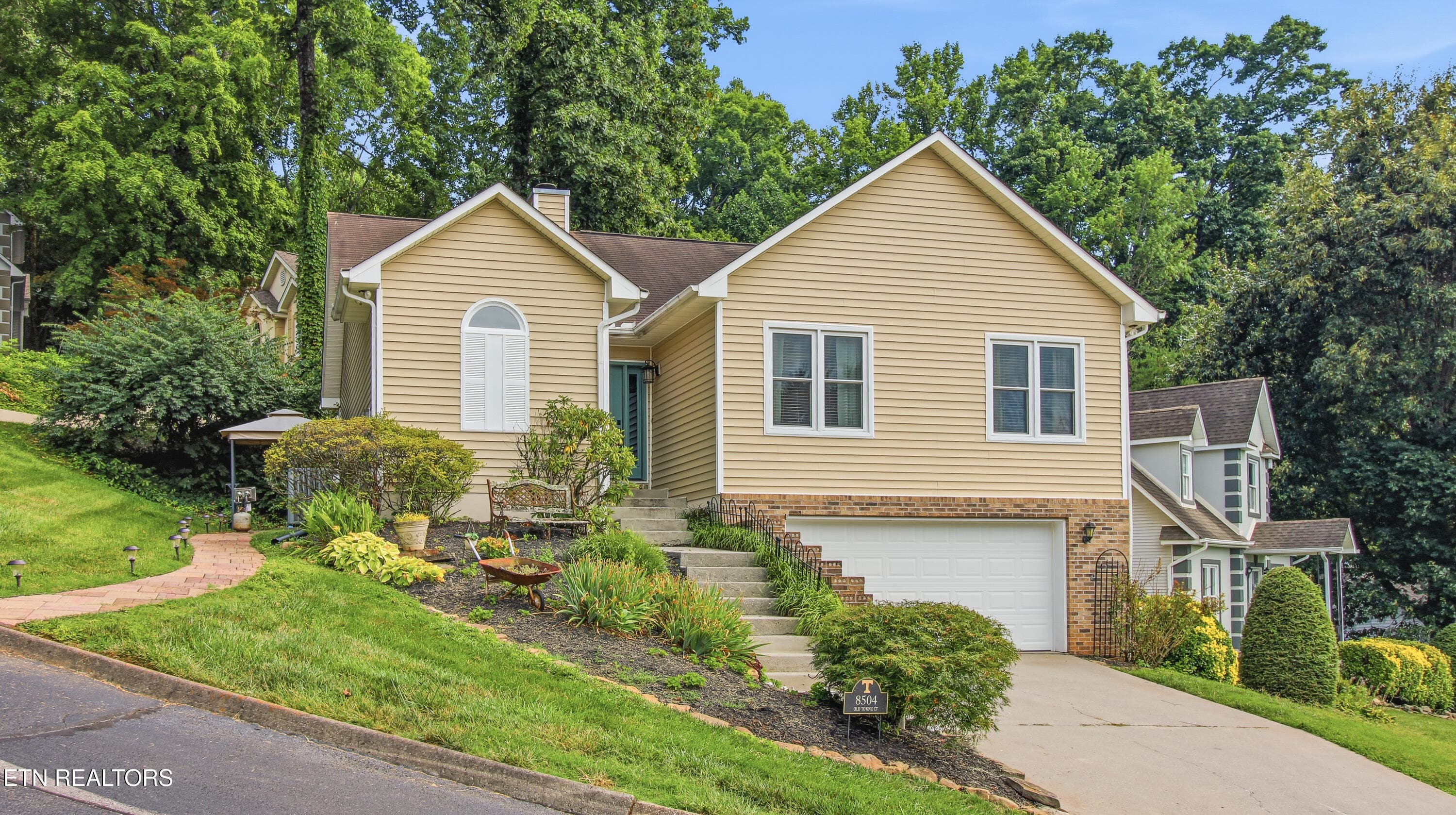 8504 Old Towne Court, Knoxville, TN 37923