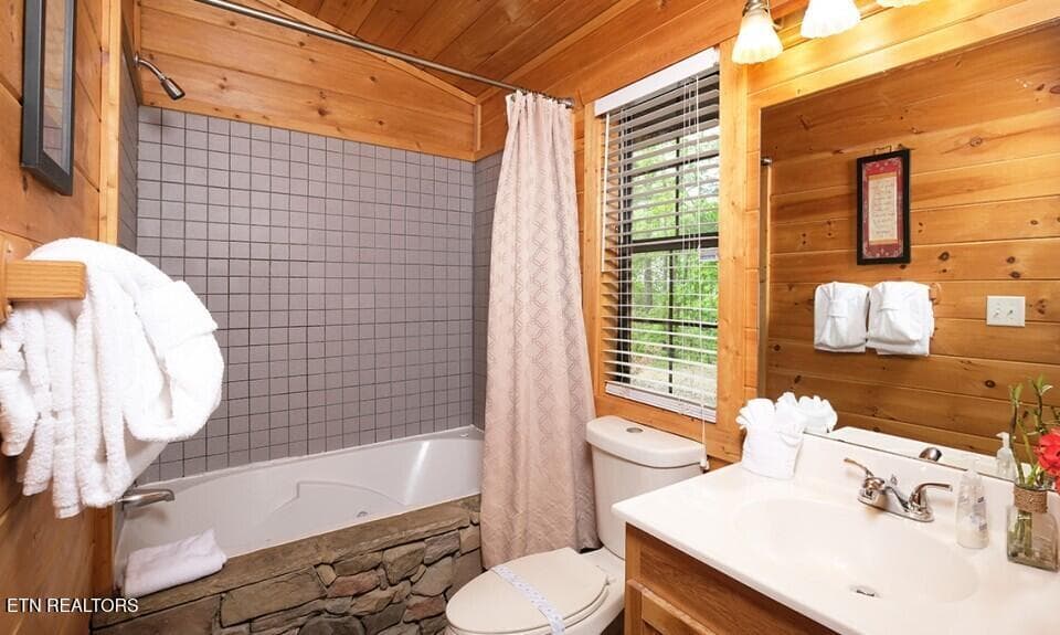 pigeon-forge-cabin-rocky-top-bathroom-1 - 623 Iron Mountain Rd, Pigeon Forge, TN 37863, Pigeon Forge