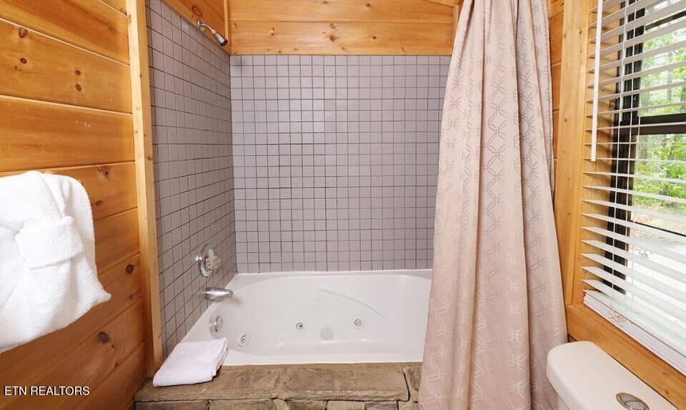 pigeon-forge-cabin-rocky-top-bathroom-2 - 623 Iron Mountain Rd, Pigeon Forge, TN 37863, Pigeon Forge