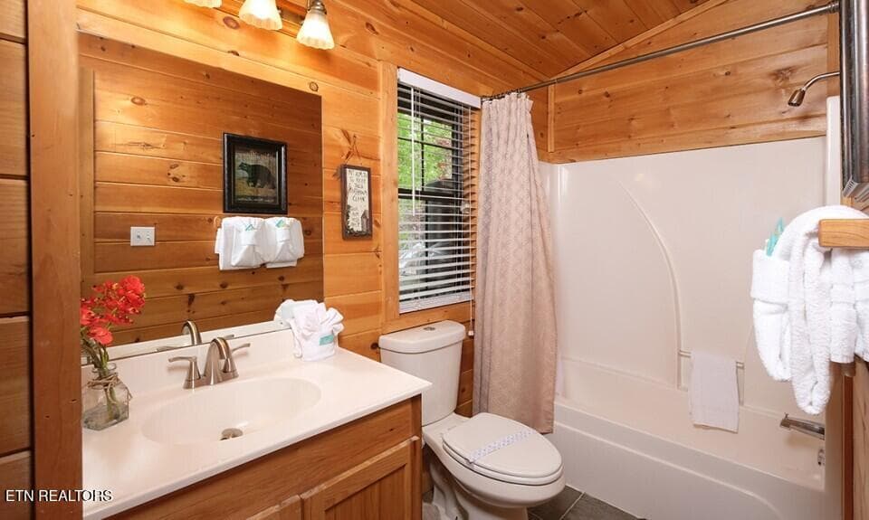 pigeon-forge-cabin-rocky-top-bathroom-3 - 623 Iron Mountain Rd, Pigeon Forge, TN 37863, Pigeon Forge