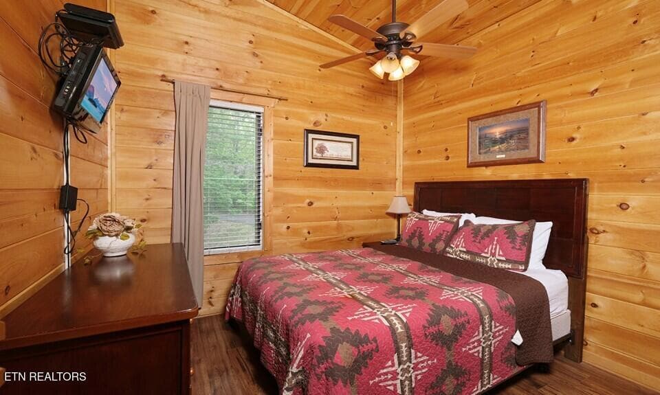 pigeon-forge-cabin-rocky-top-bedroom-11 - 623 Iron Mountain Rd, Pigeon Forge, TN 37863, Pigeon Forge