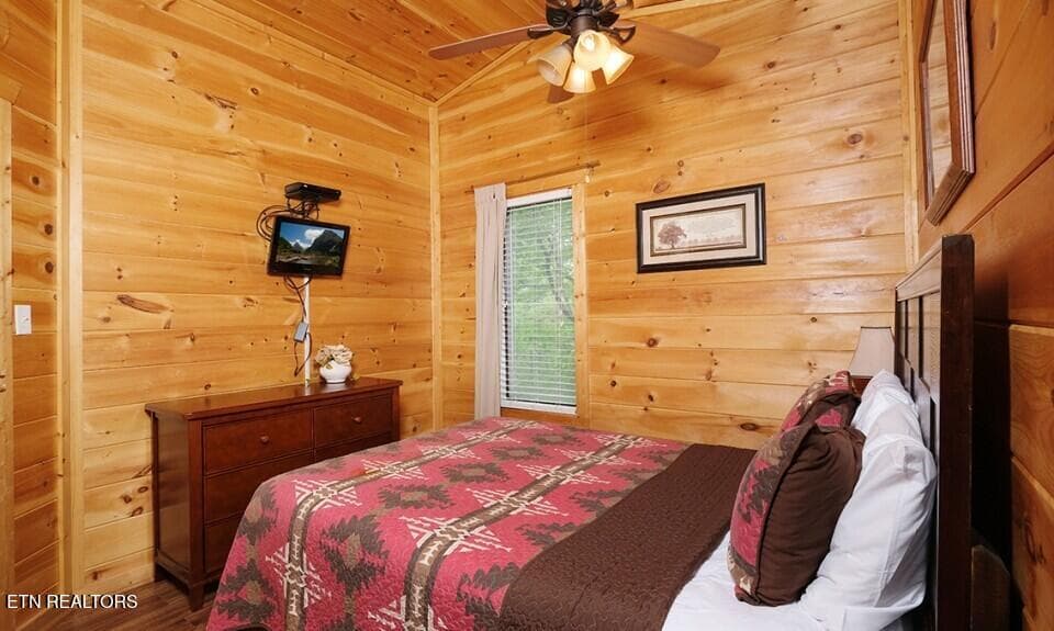 pigeon-forge-cabin-rocky-top-bedroom-22 - 623 Iron Mountain Rd, Pigeon Forge, TN 37863, Pigeon Forge